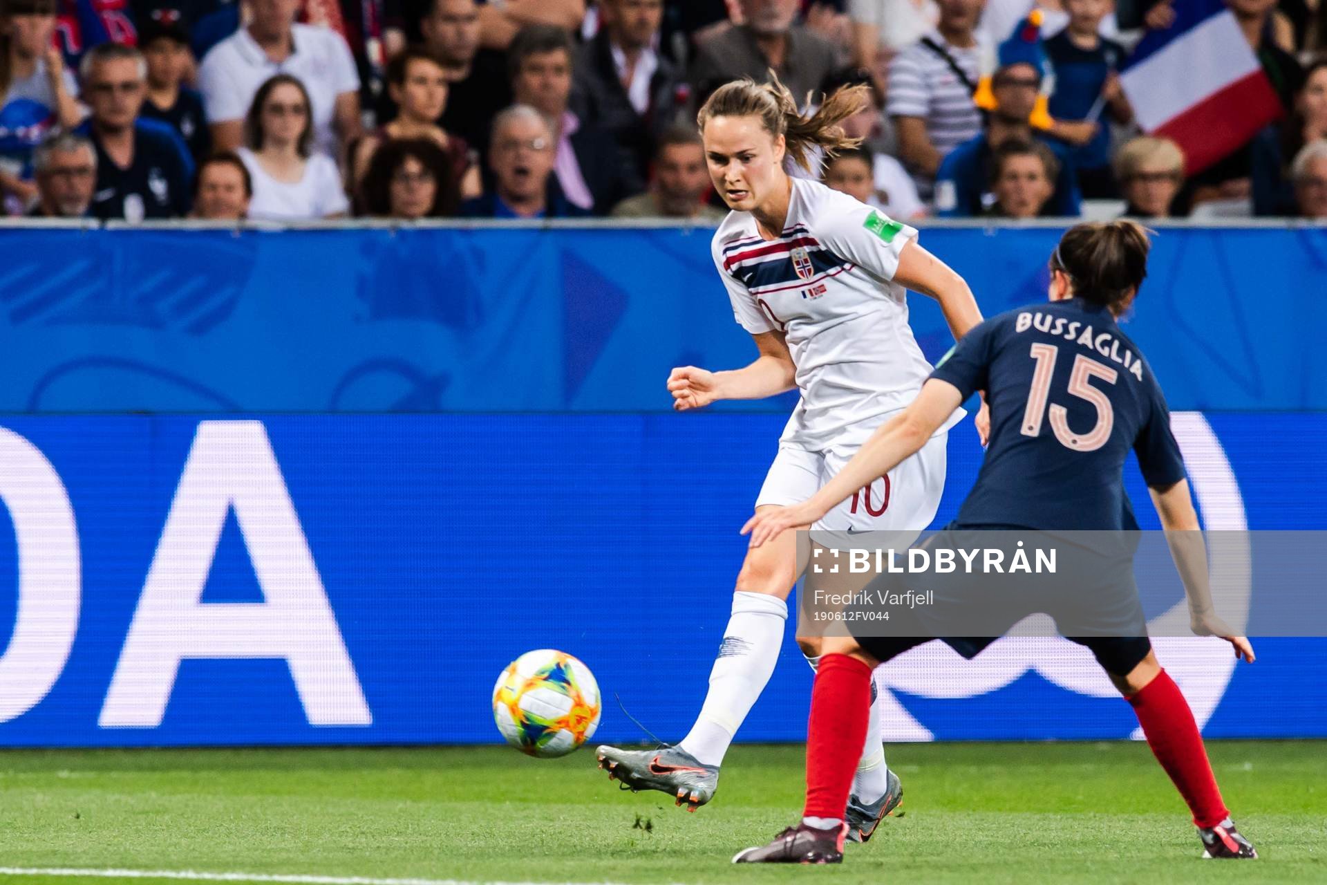 Caroline Graham Hansen of Norway and Élise Bussaglia of