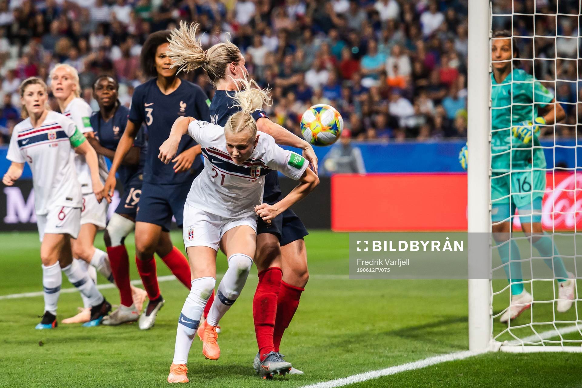 Karina Sævik of Norway and Amandine Henry of France