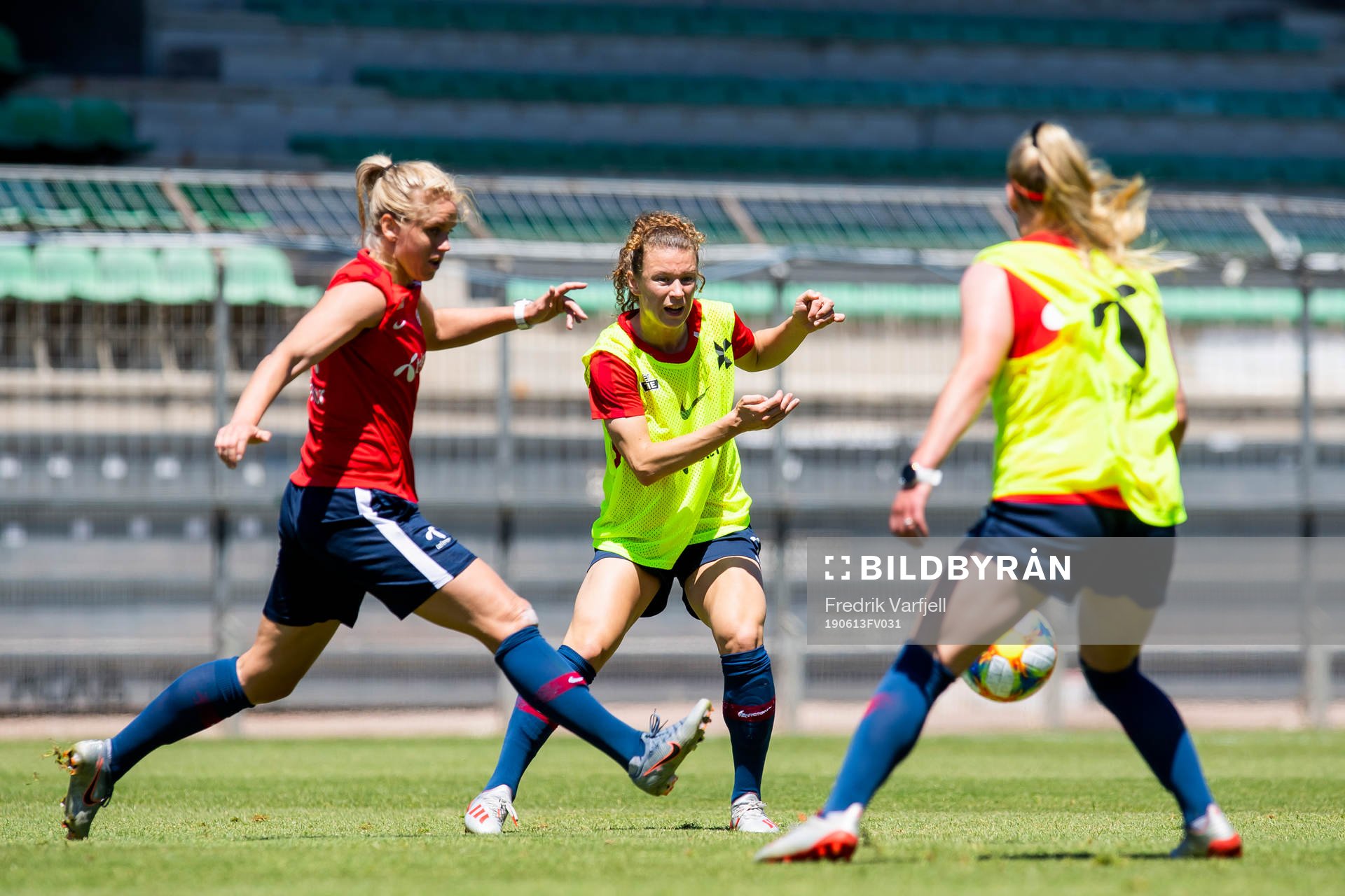 Elise Hove Thorsnes, Synne Skinnes Hansen and Therese Sessy