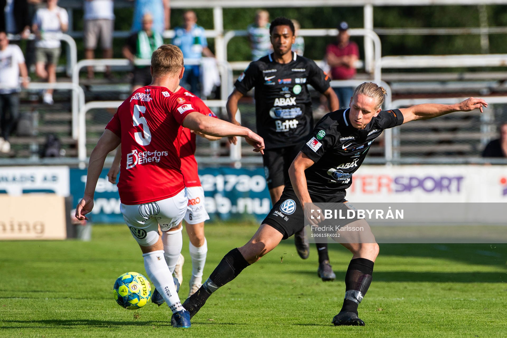 Degerfors Oliver Ekroth och Västerås Douglas Karlberg i kamp om bollen under fotbollsmatchen i Superettan mellan Degerfors och Västerås den 15 juni 2019 i Degerfors.