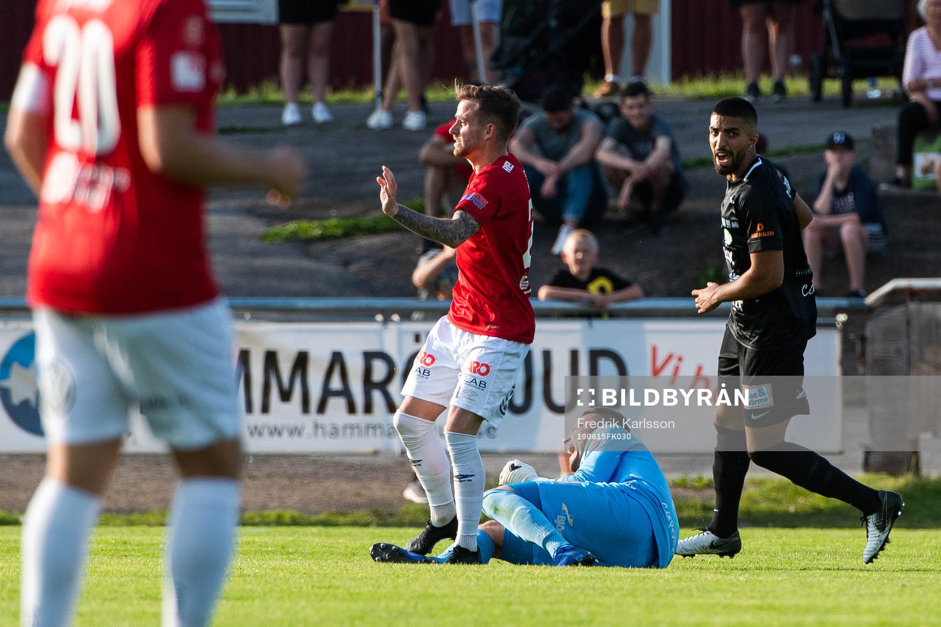 Degerfors Rasmus Alm kolliderar med Västerås målvakt