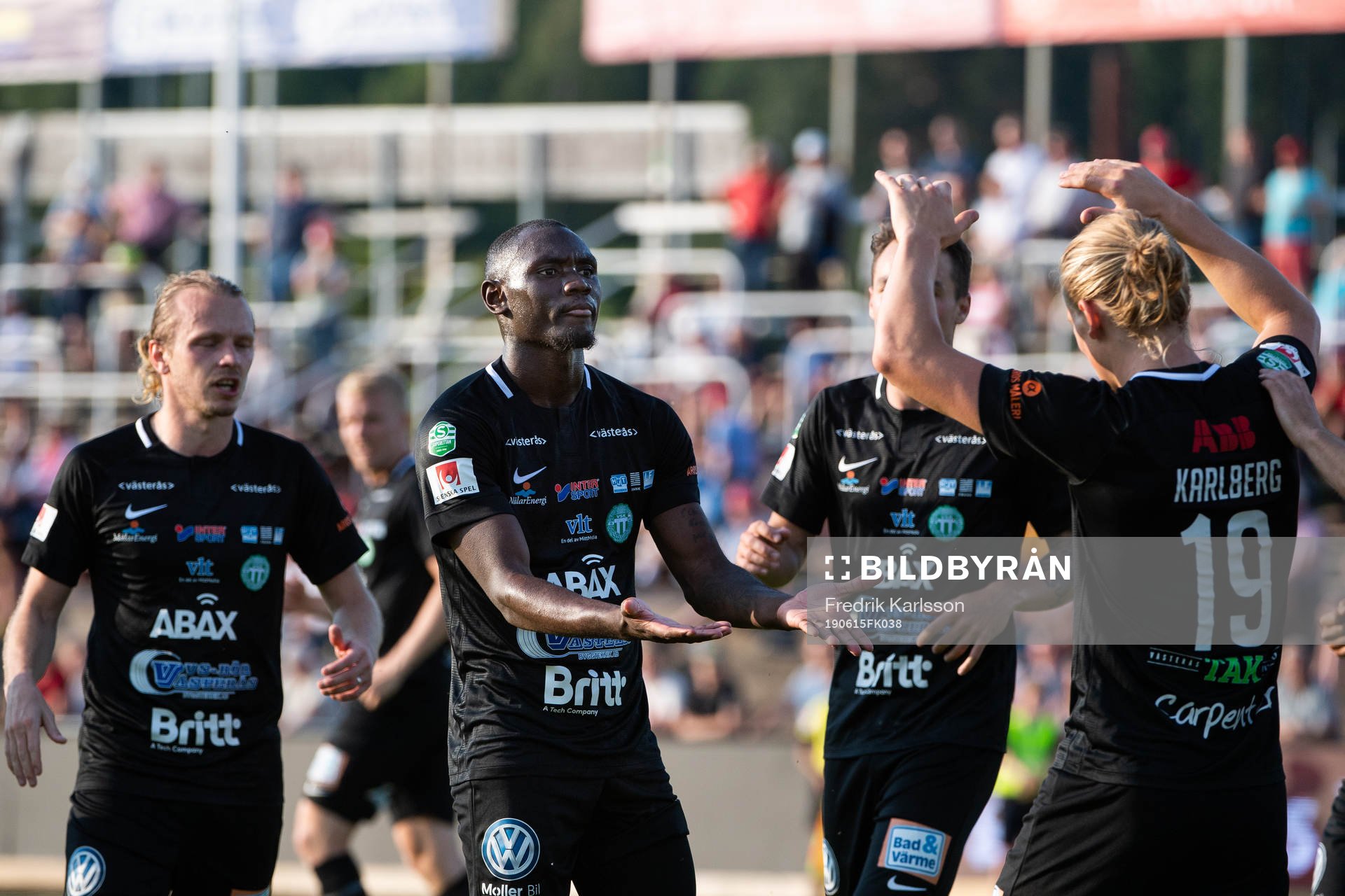 Västerås Ravy Tsouka Dozi jublar med lagkamrater