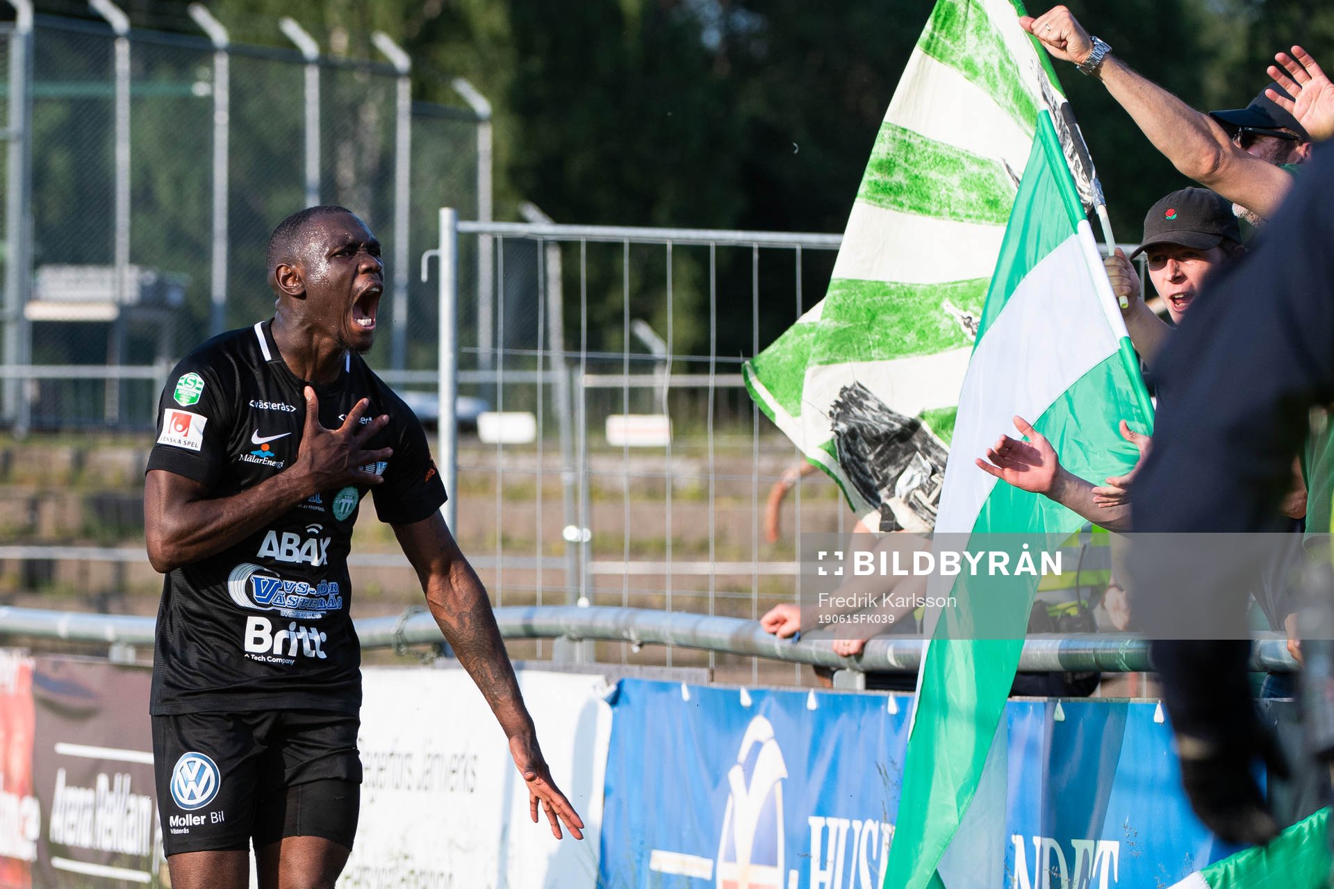 Västerås Ravy Tsouka Dozi jublar med supportrarna