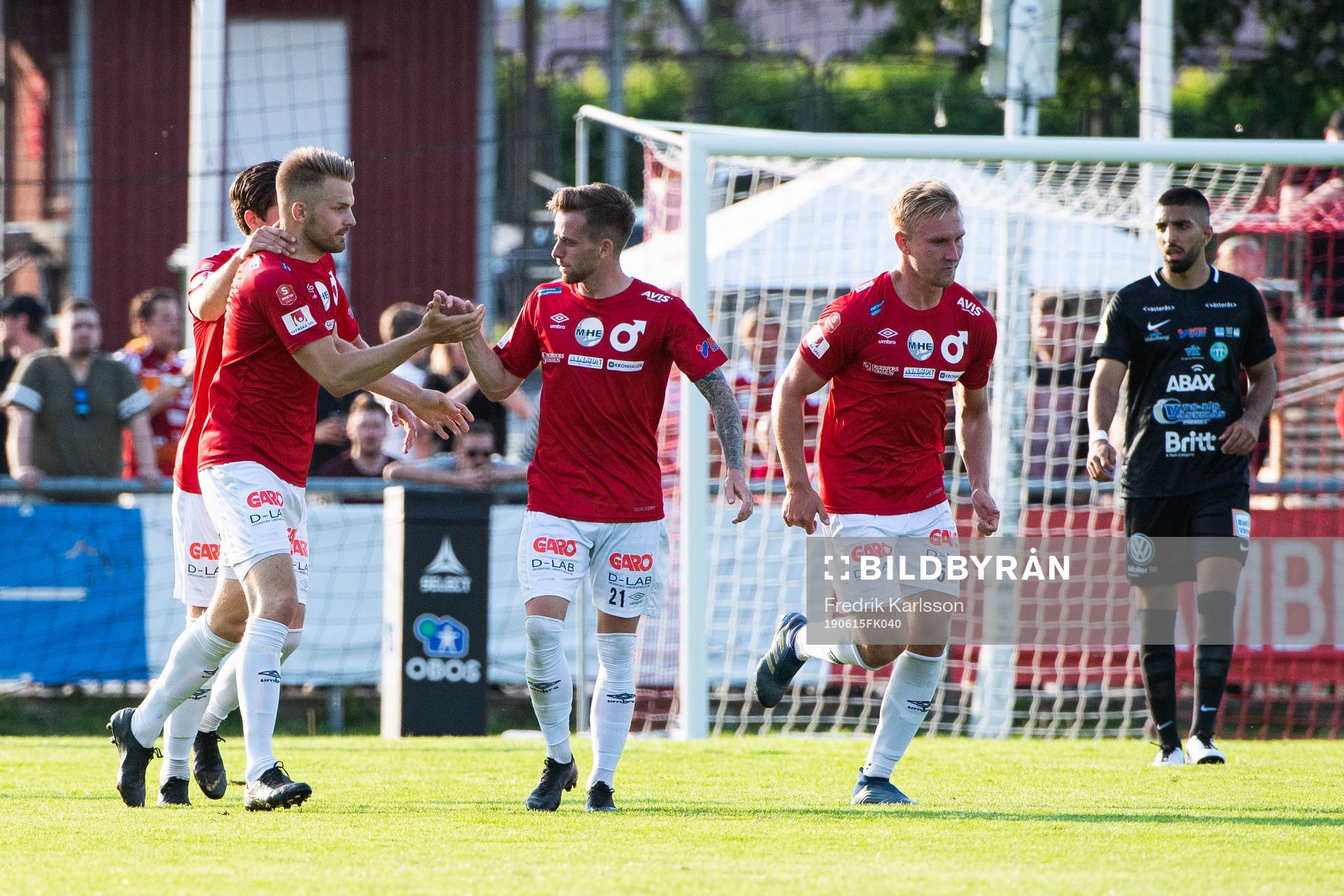 Degerfors Erik Björndahl jublar med lagkamrater