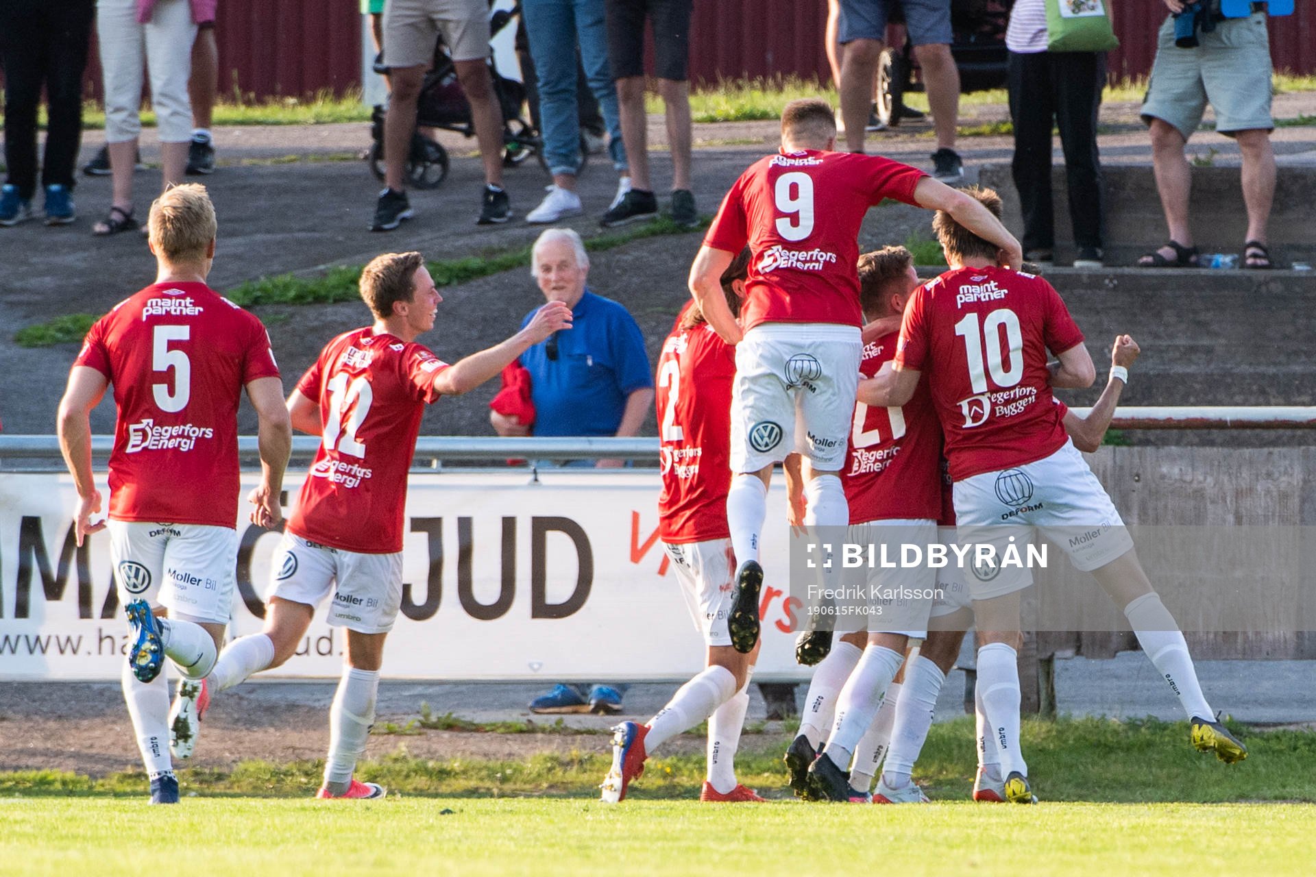 Degerfors spelare jublar