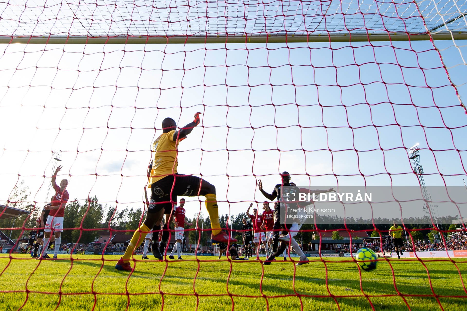Västerås Ravy Tsouka Dozi jublar och gör 2-2