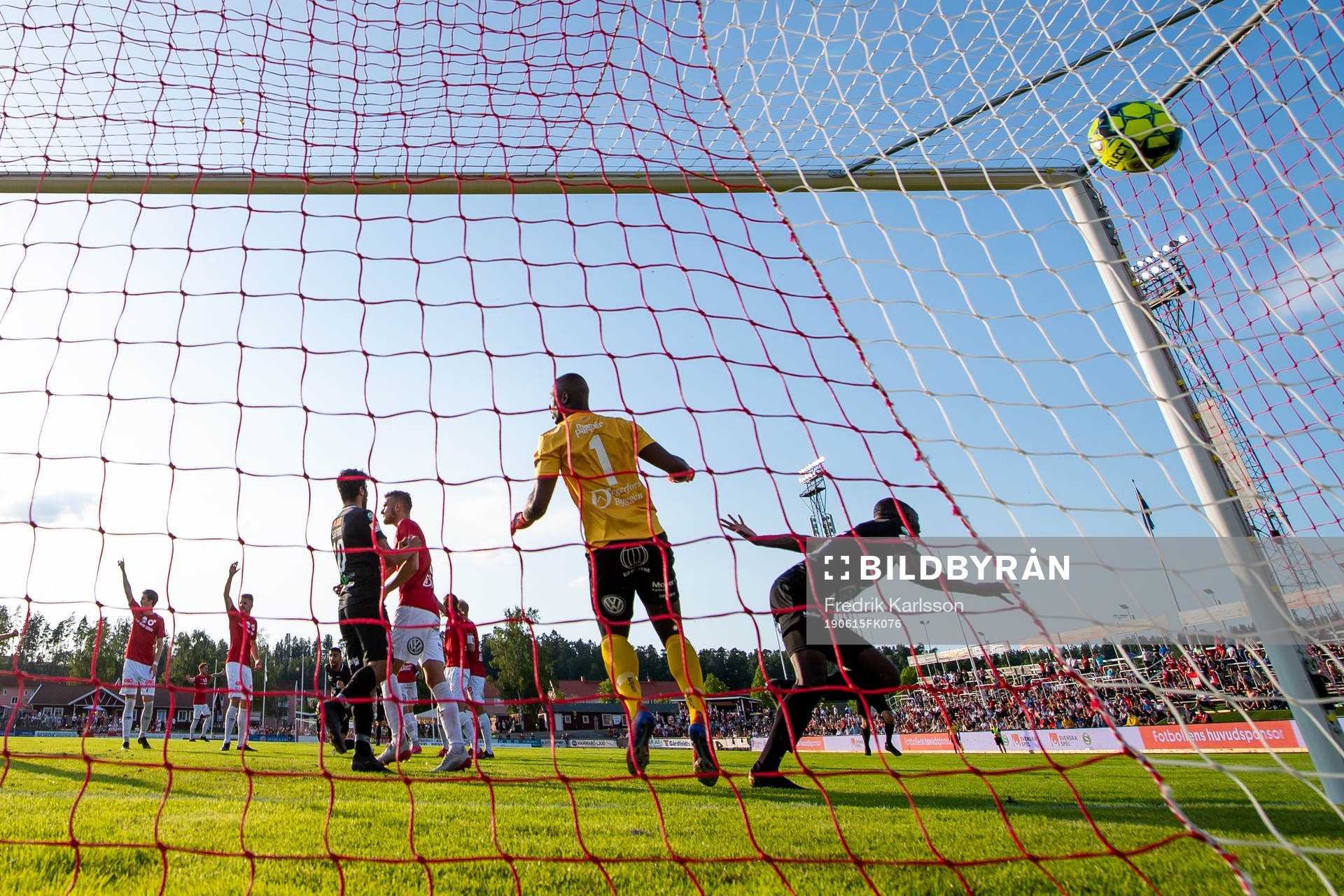 Västerås Ravy Tsouka Dozi jublar och gör 2-2