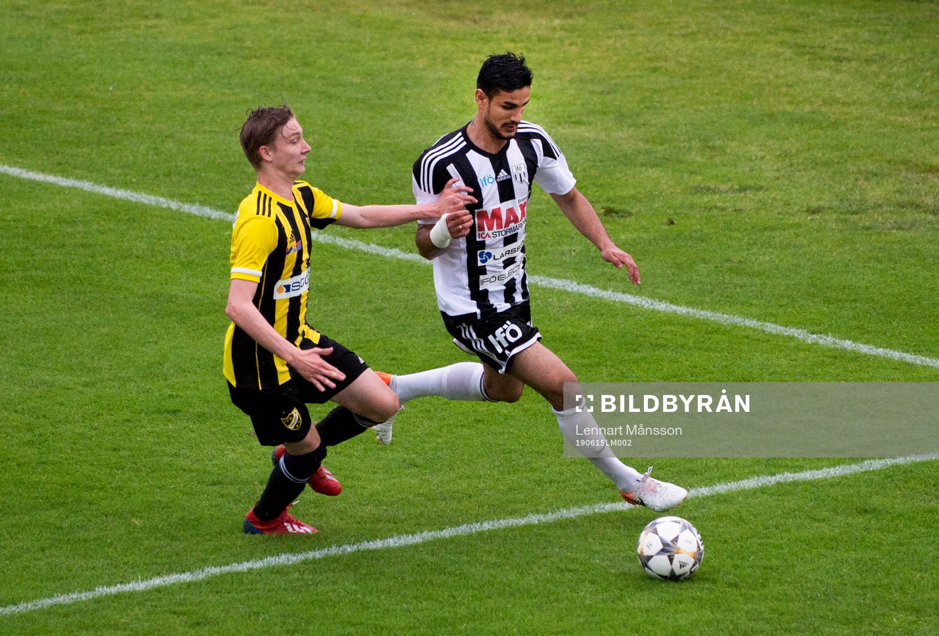  IFK Hässleholms Lucas Johnsson och Bromöllas Ameer Naseer  i matchen i division 2 mellan IFK Hässleholm och Bromölla i Hässleholm 15 juni 2019.  