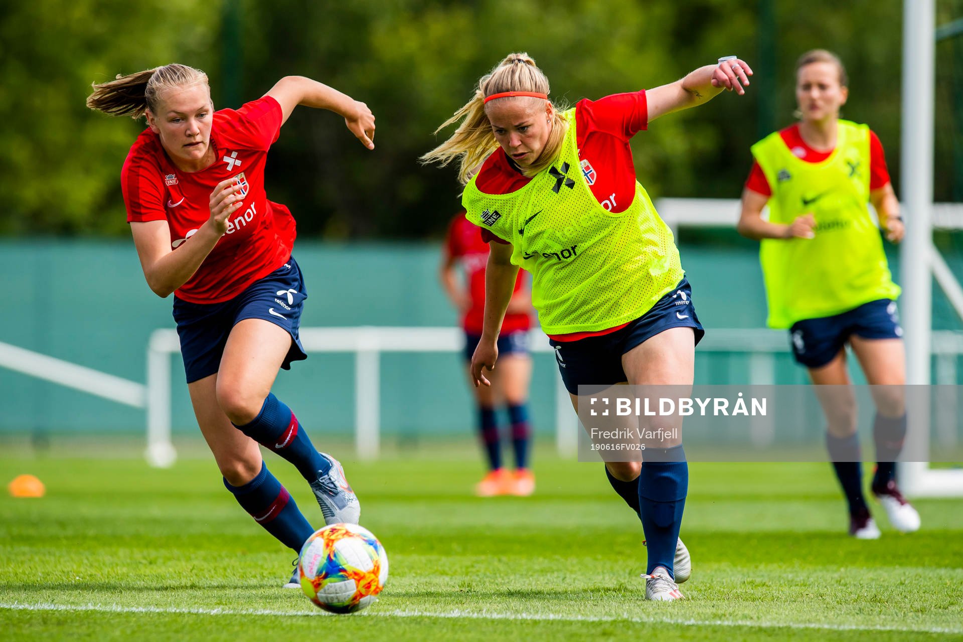 Frida Leonhardsen Maanum and Therese Sessy Åsland of Norway