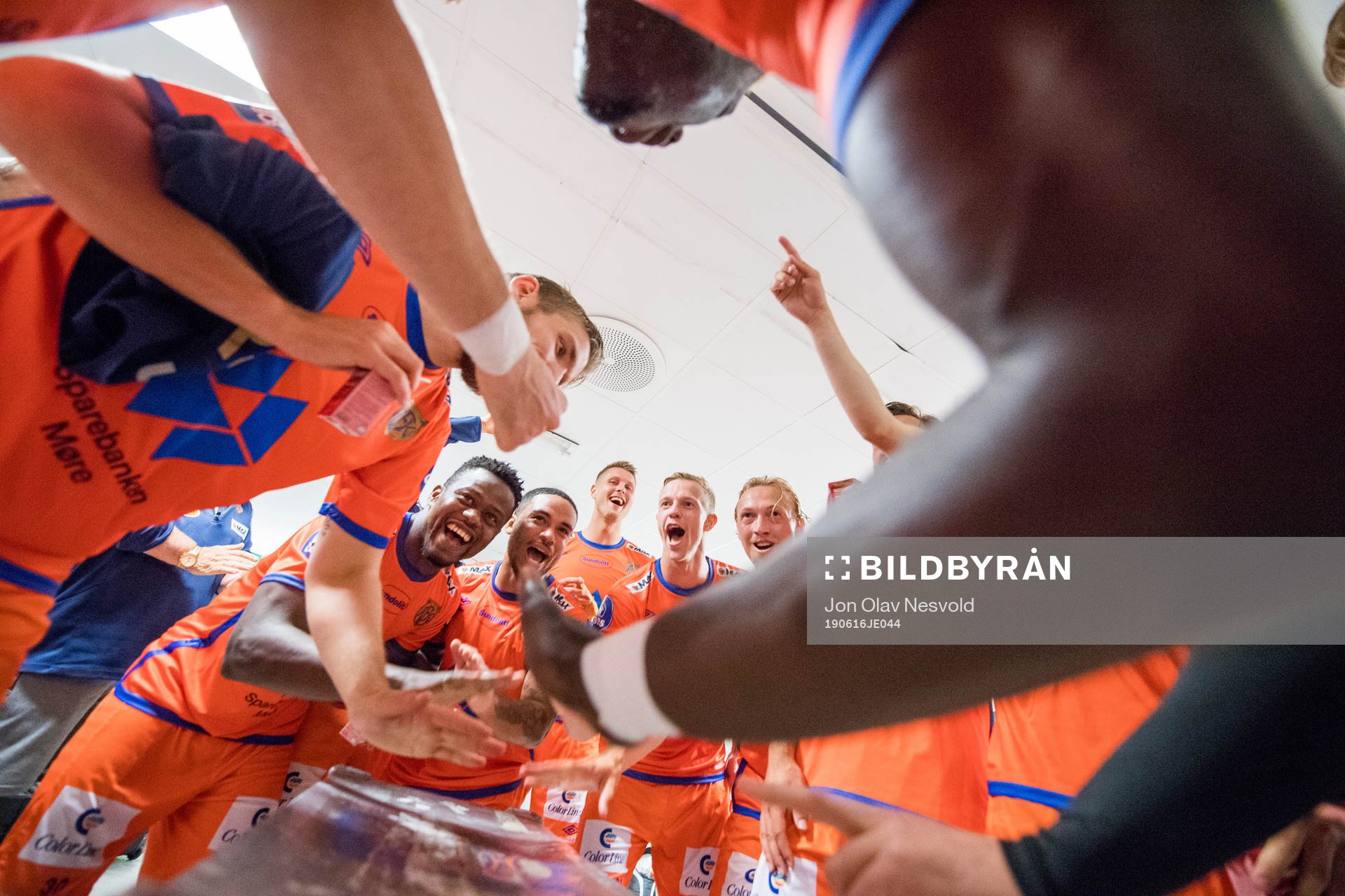 Oddbjørn Lie, Izunna Uzochukwu, Jernade Meade and the other players of Aalesund celebrate after the OBOS-ligaen match between HamKam and Aalesund on June 16, 2019 in Hamar.