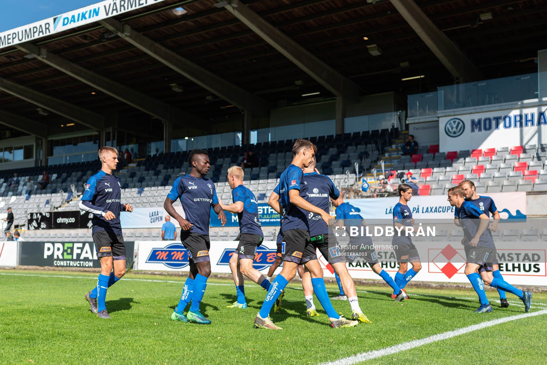 Halmstads spelare före fotbollsmatchen i Superettan mellan