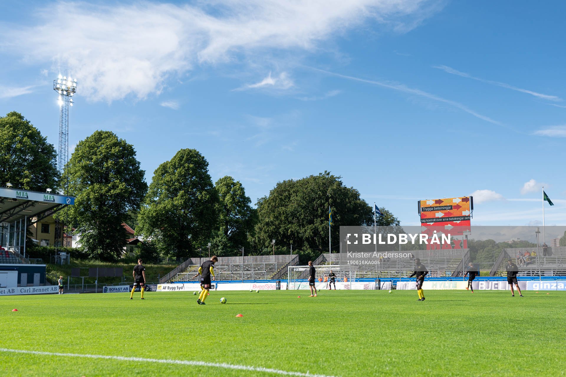 Mjällbys spelare värmer upp på Örjans Vall före