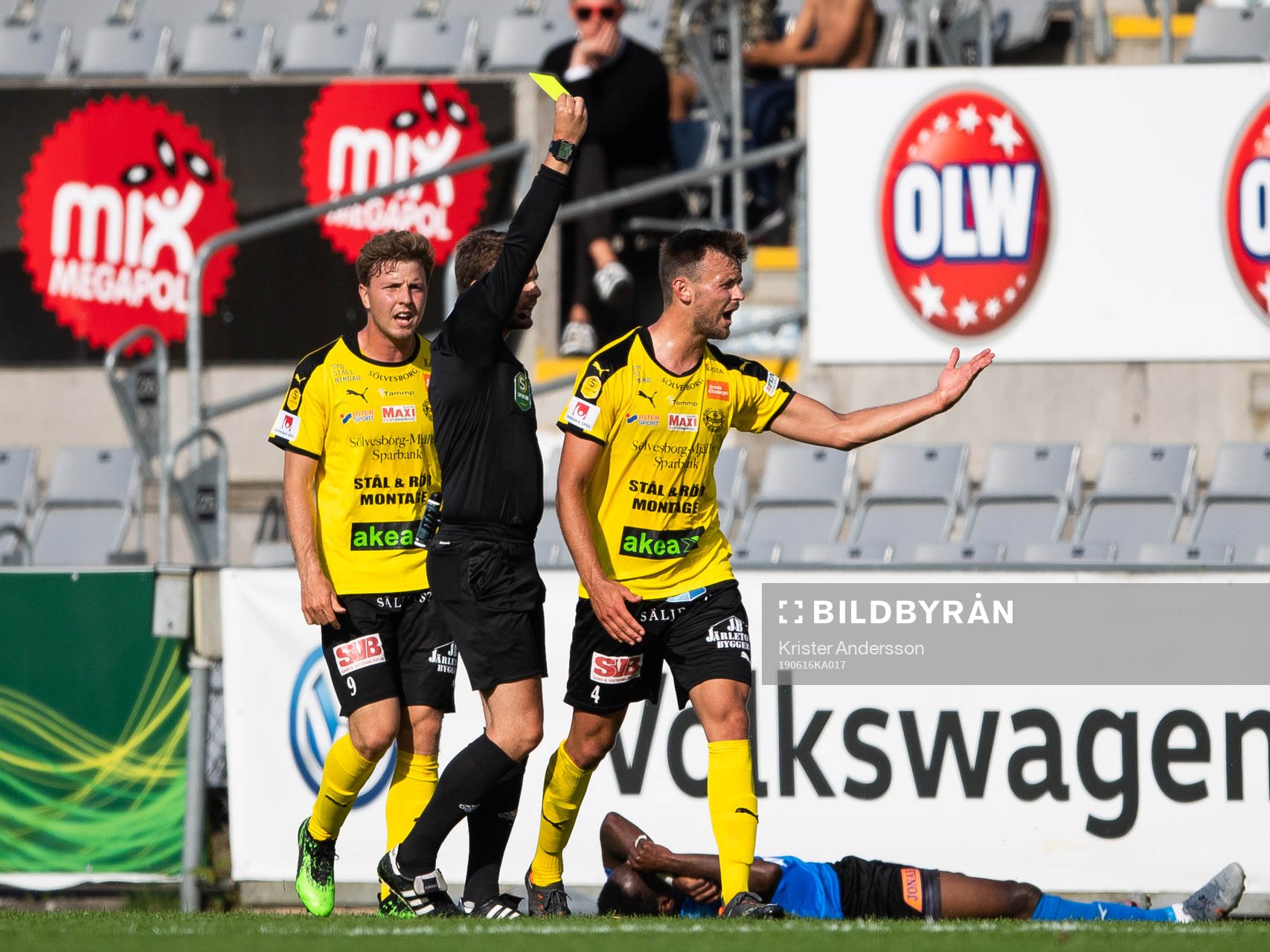 Mjällbys Max Watson får gult kort av domare Joakim