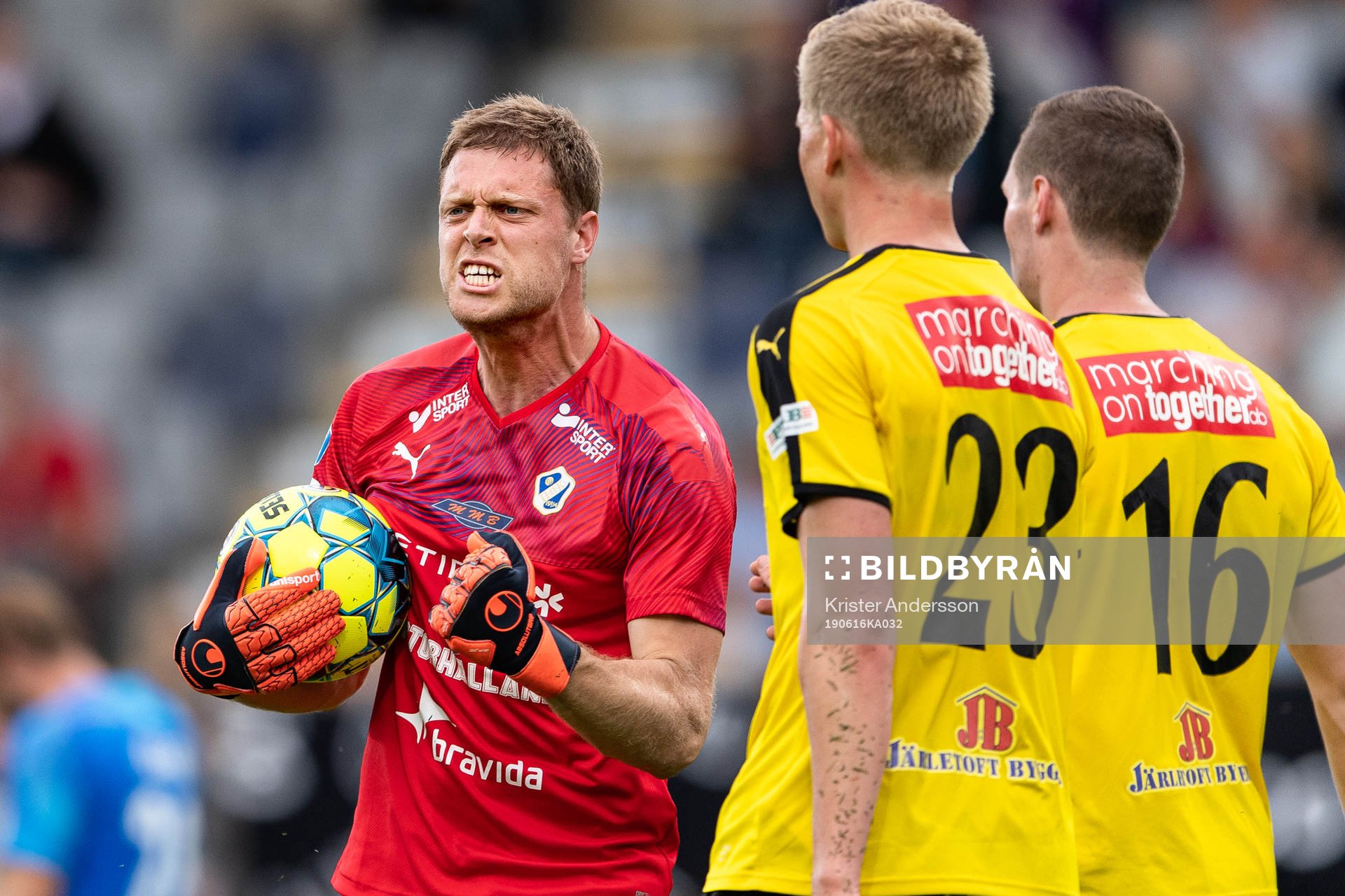 Halmstads målvakt Malkolm Nilsson jublar efter fotbollsmatchen i Superettan mellan Halmstad och Mjällby den 16 juni 2019 i Halmstad.