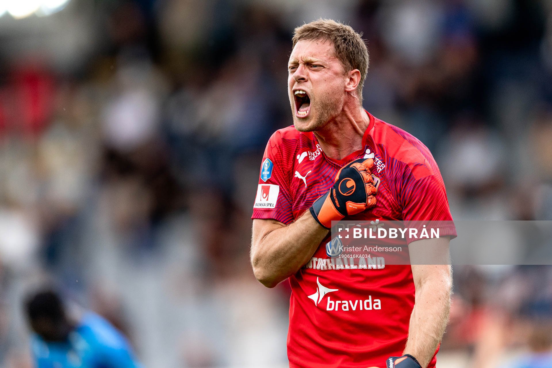 Halmstads målvakt Malkolm Nilsson jublar