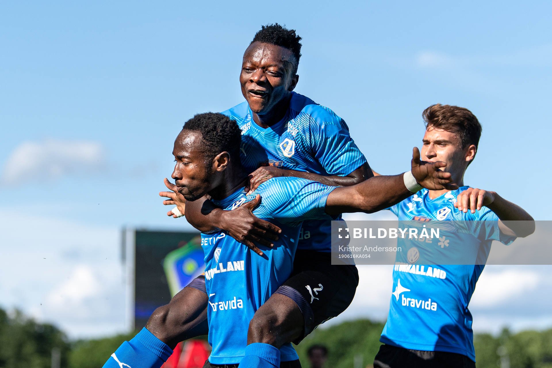 Halmstads Sadat Karim och Halmstads Thomas Boakye jublar