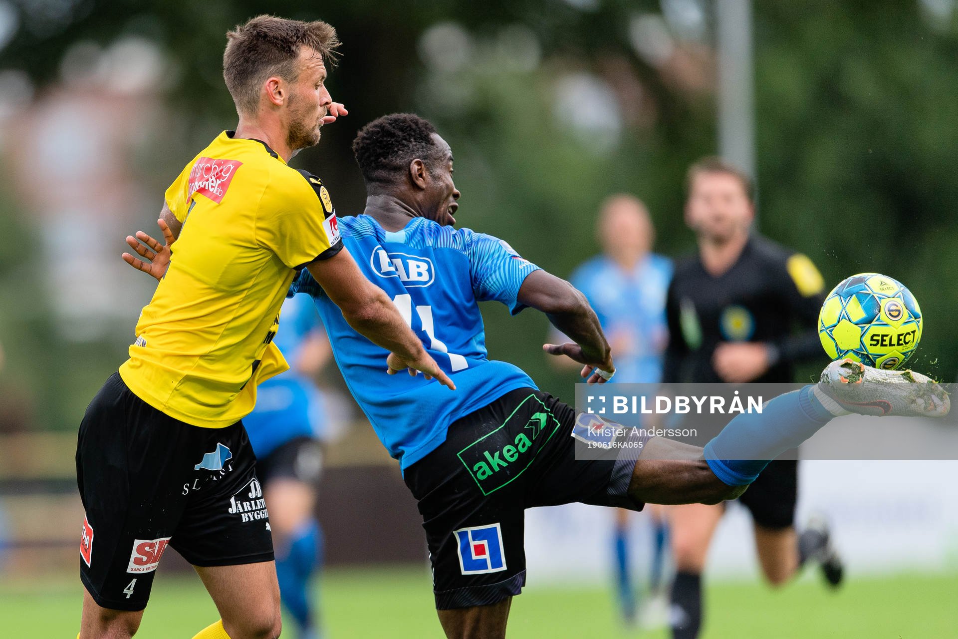 Mjällbys Max Watson och Halmstads Sadat Karim