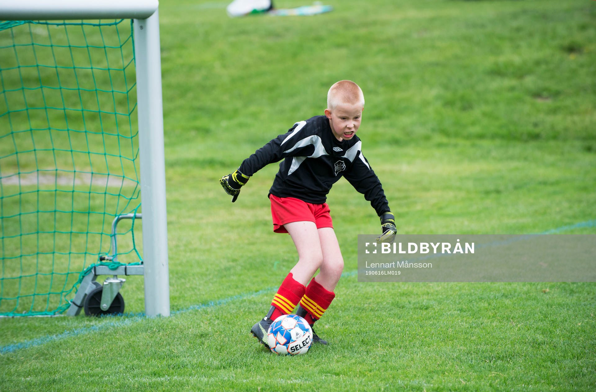 Rökes keeper sparkar in bollen i matchen mellan Hästveda