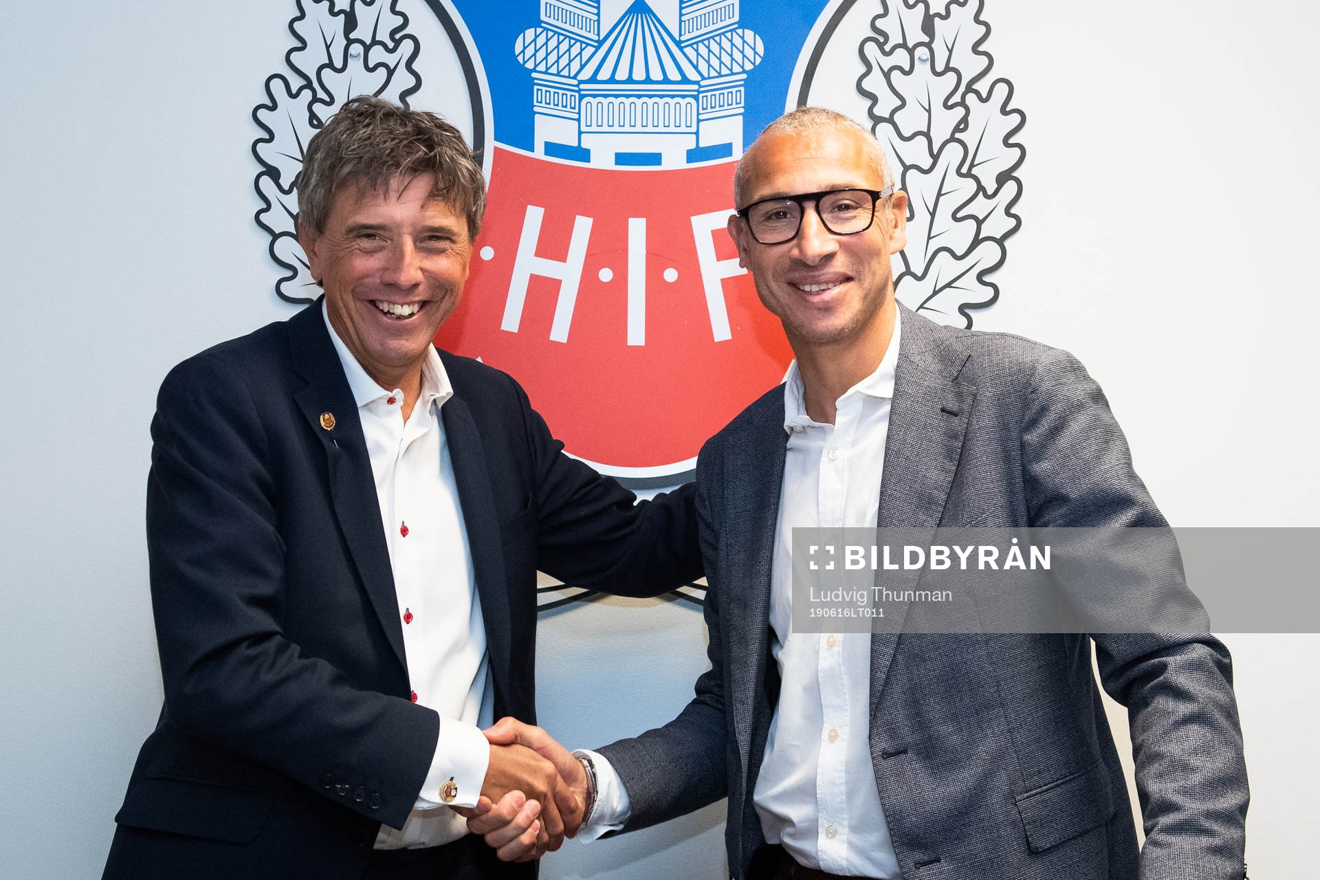 Ordförande Krister Azelius skakar hand med Henrik Larsson