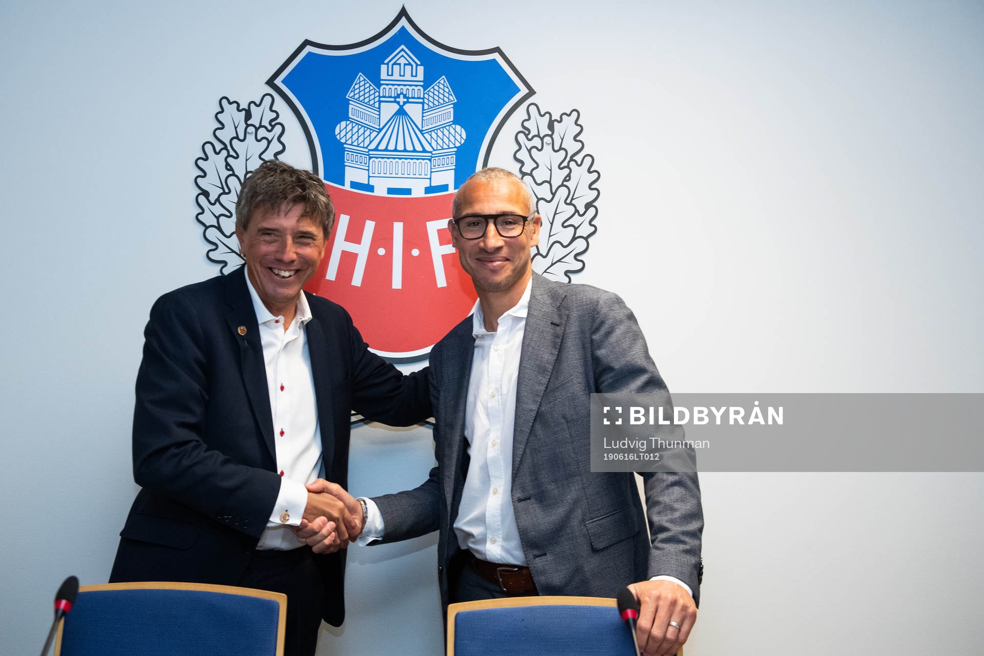 Ordförande Krister Azelius skakar hand med Henrik Larsson