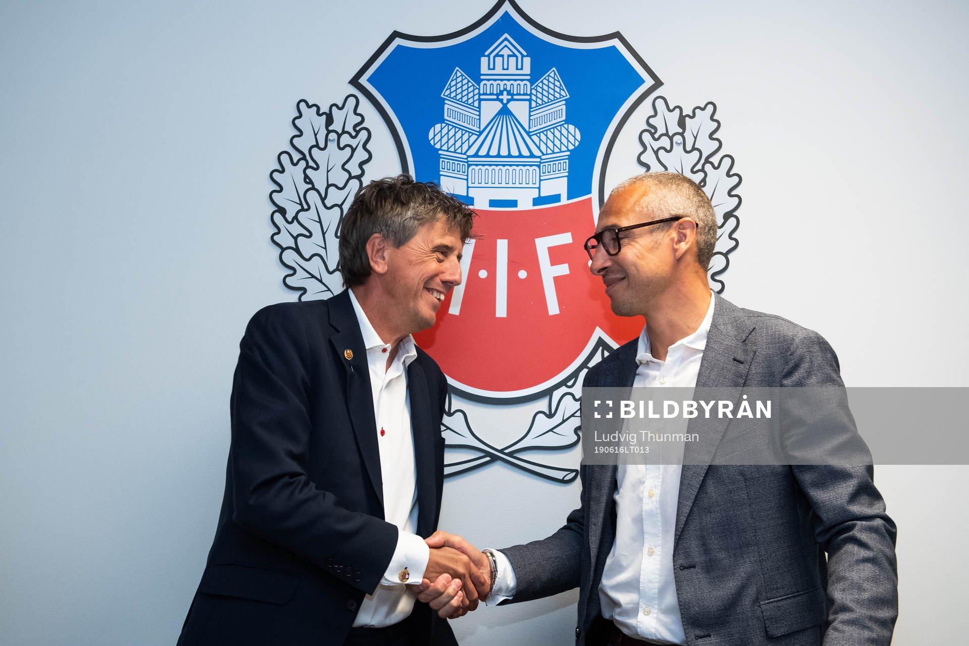 Ordförande Krister Azelius skakar hand med Henrik Larsson