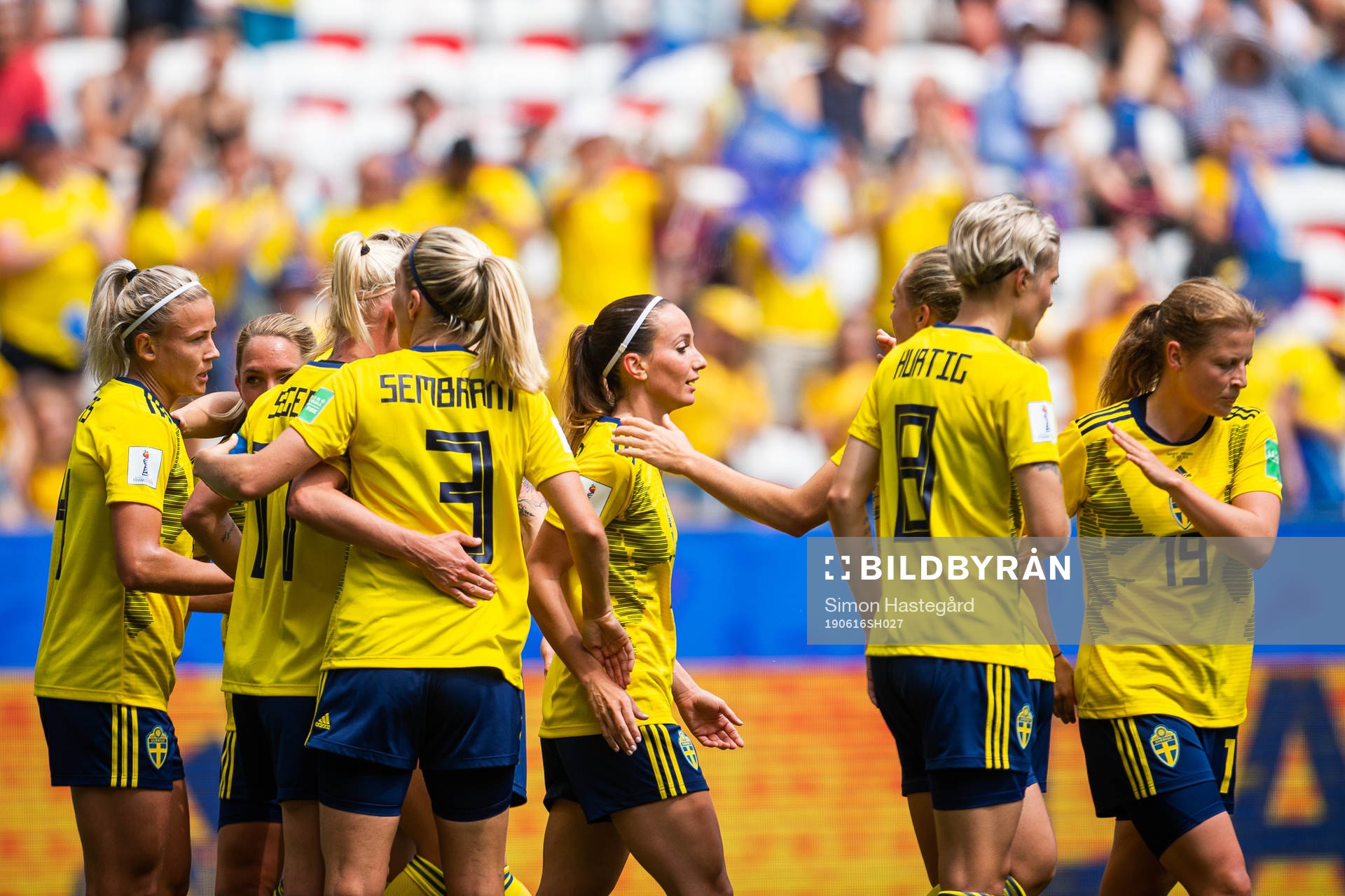 Kosovare Asllani of Sweden celebrate with team mates