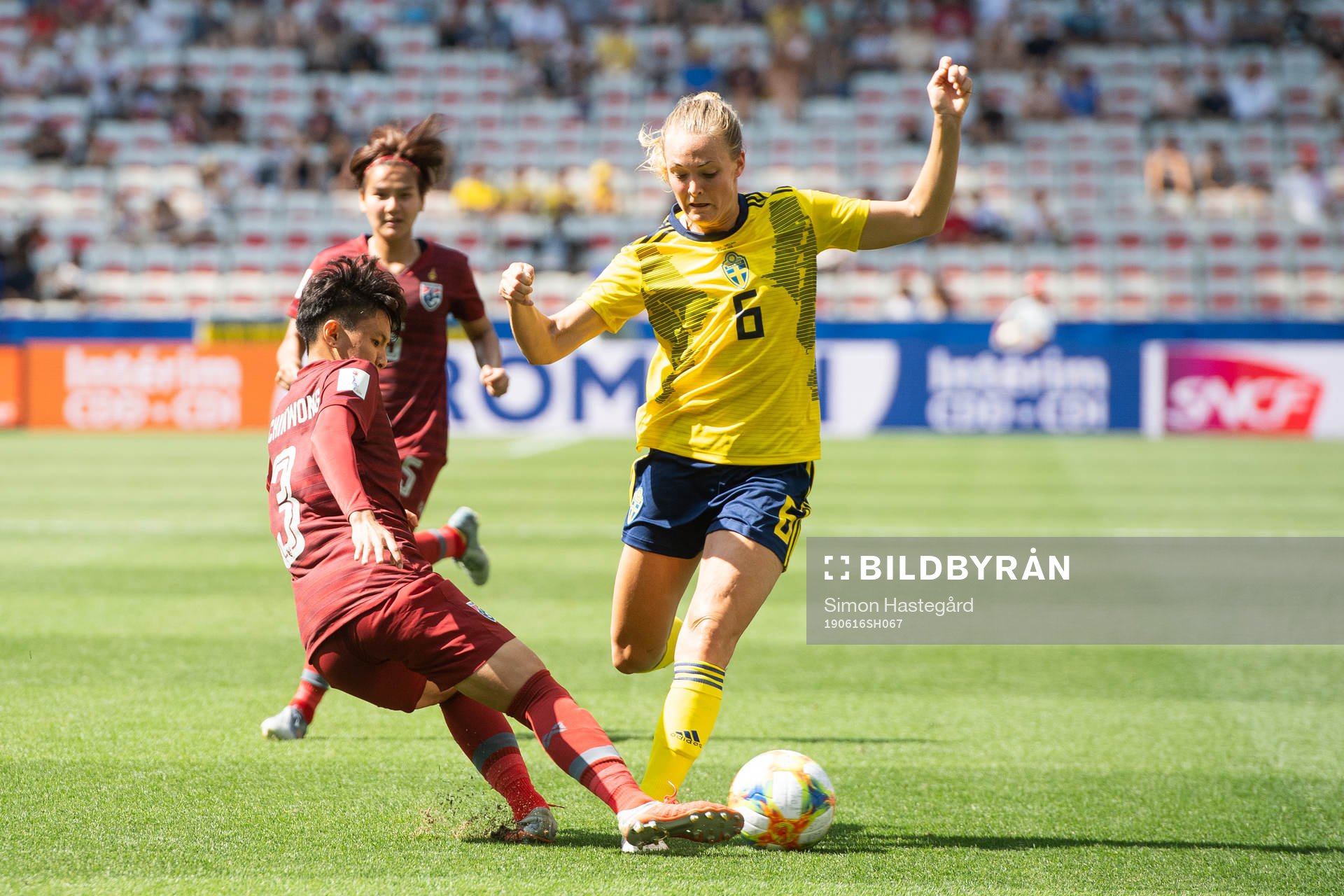 Natthakarn Chinwong of Thailand defend against Magdalena