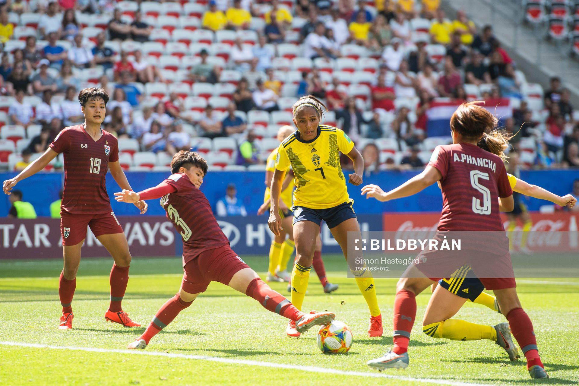 Natthakarn Chinwong of Thailand defend against Madelen