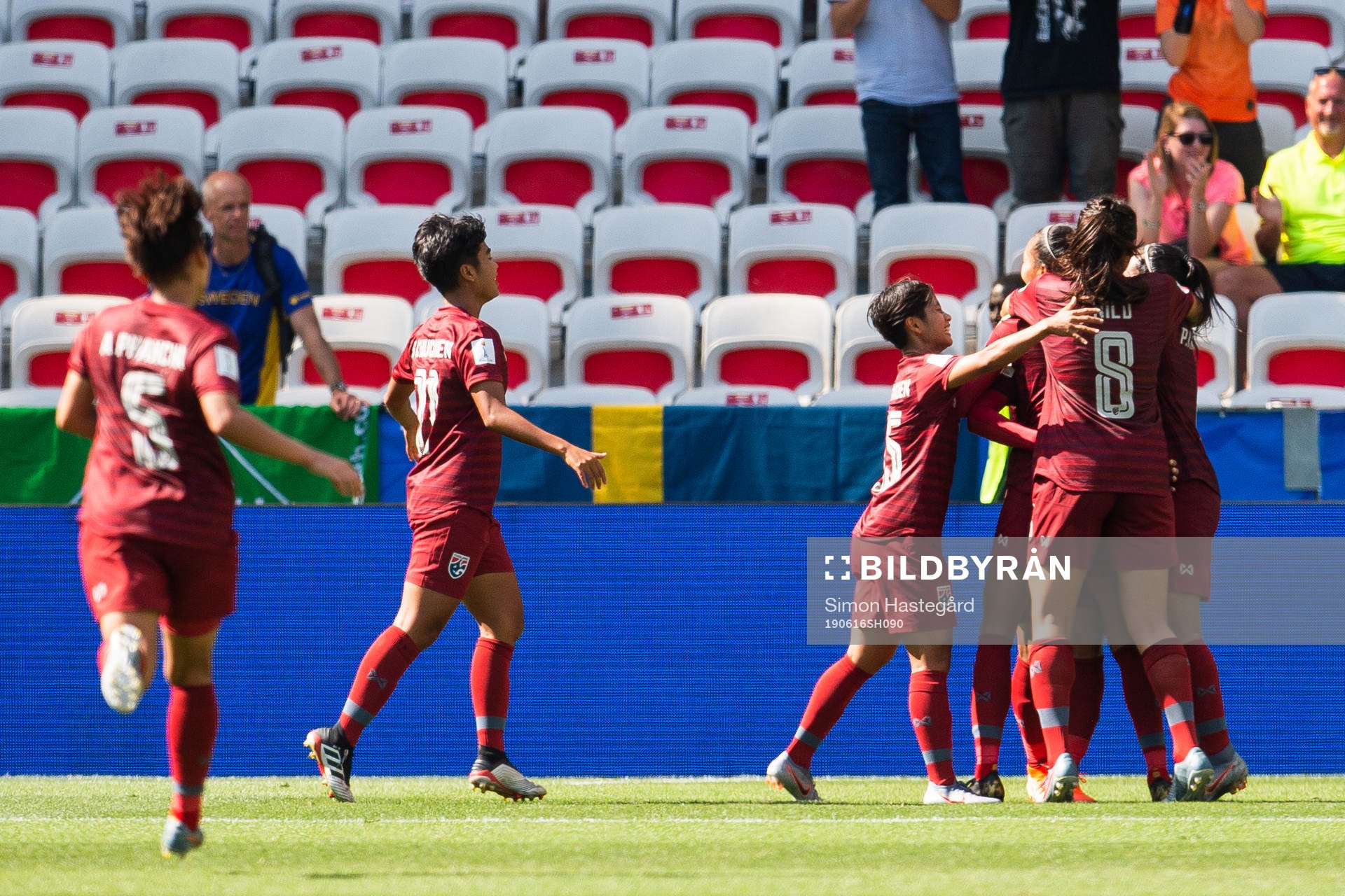 Kanjana Sung-Ngoen of Thailand celebrate with tema mates