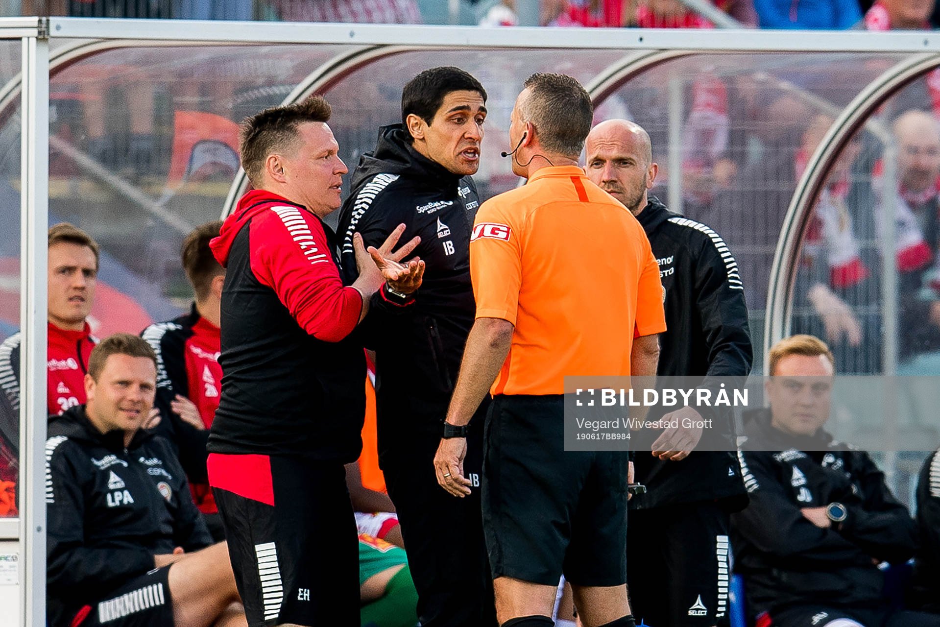 Ivan Baptista, coach of Tromsø, argues with Svein Oddvar