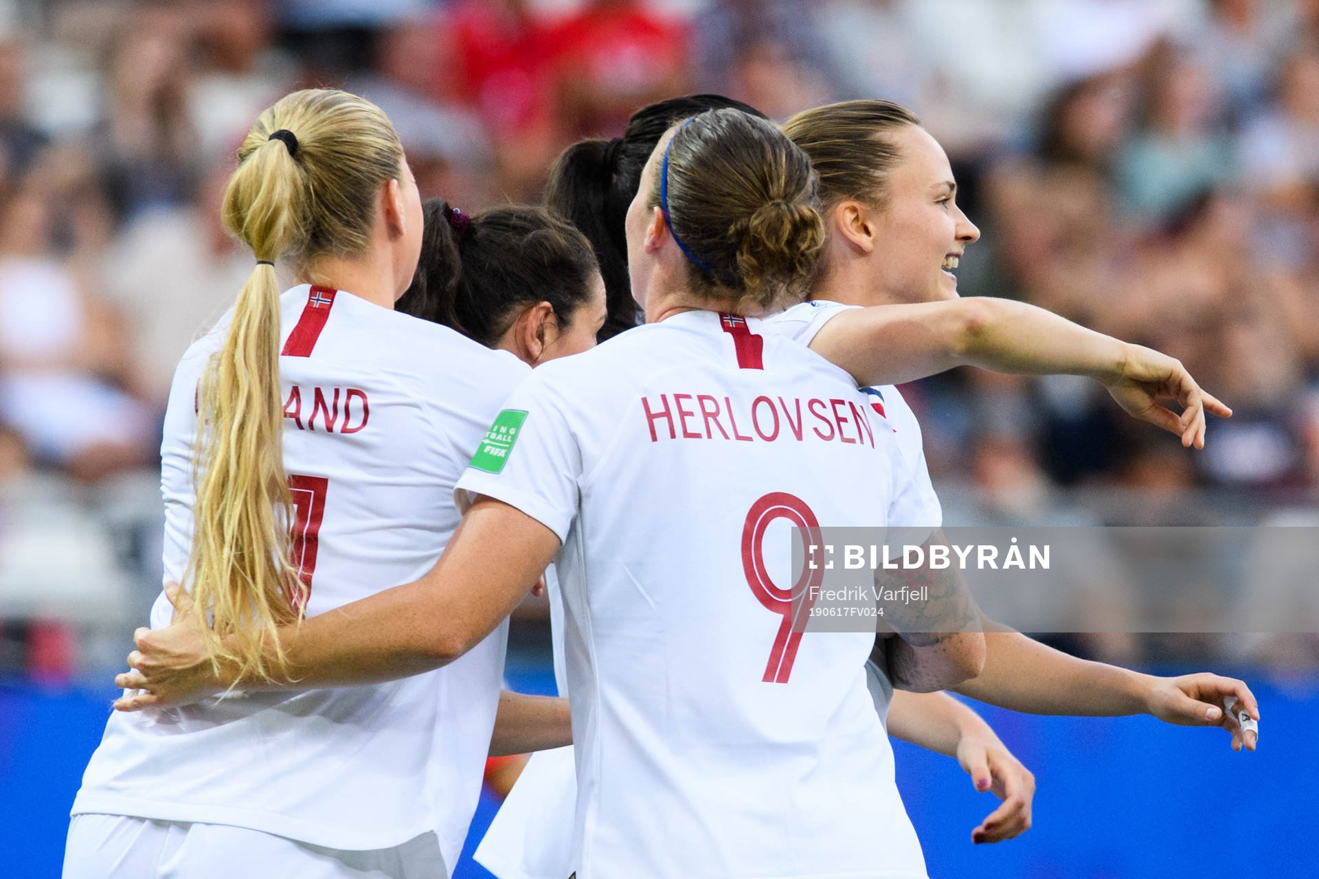 Caroline Graham Hansen of Norway celebrate with team mates