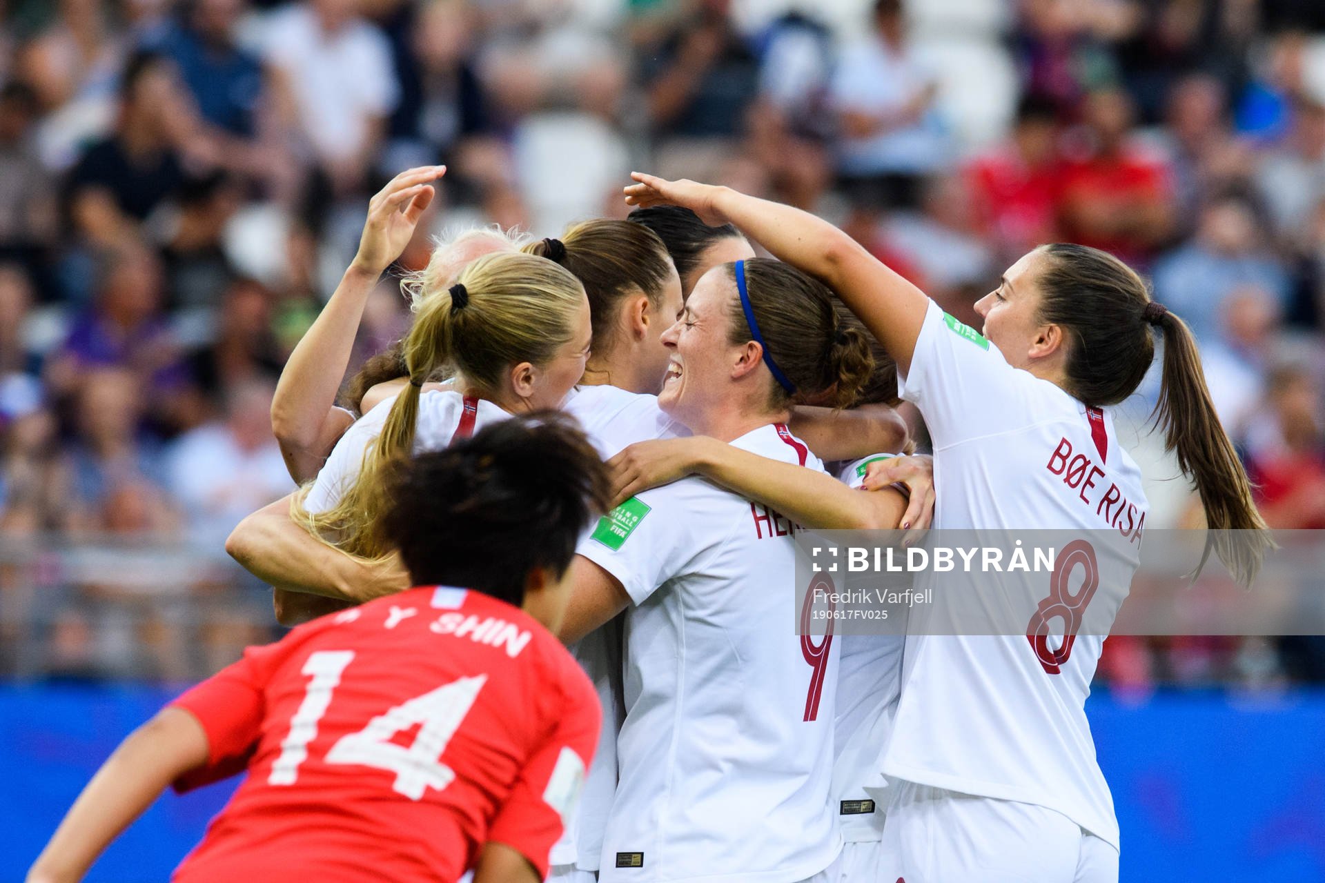 Caroline Graham Hansen of Norway celebrate with team mates