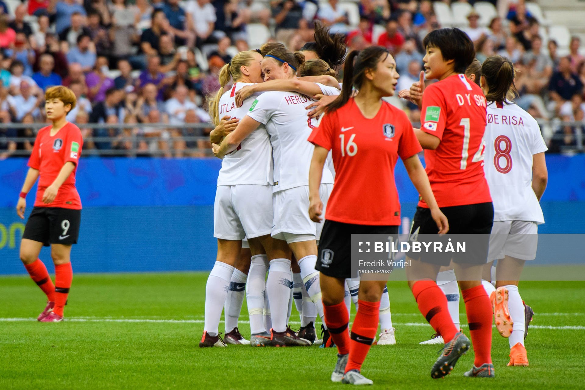 Caroline Graham Hansen of Norway celebrate with team mates