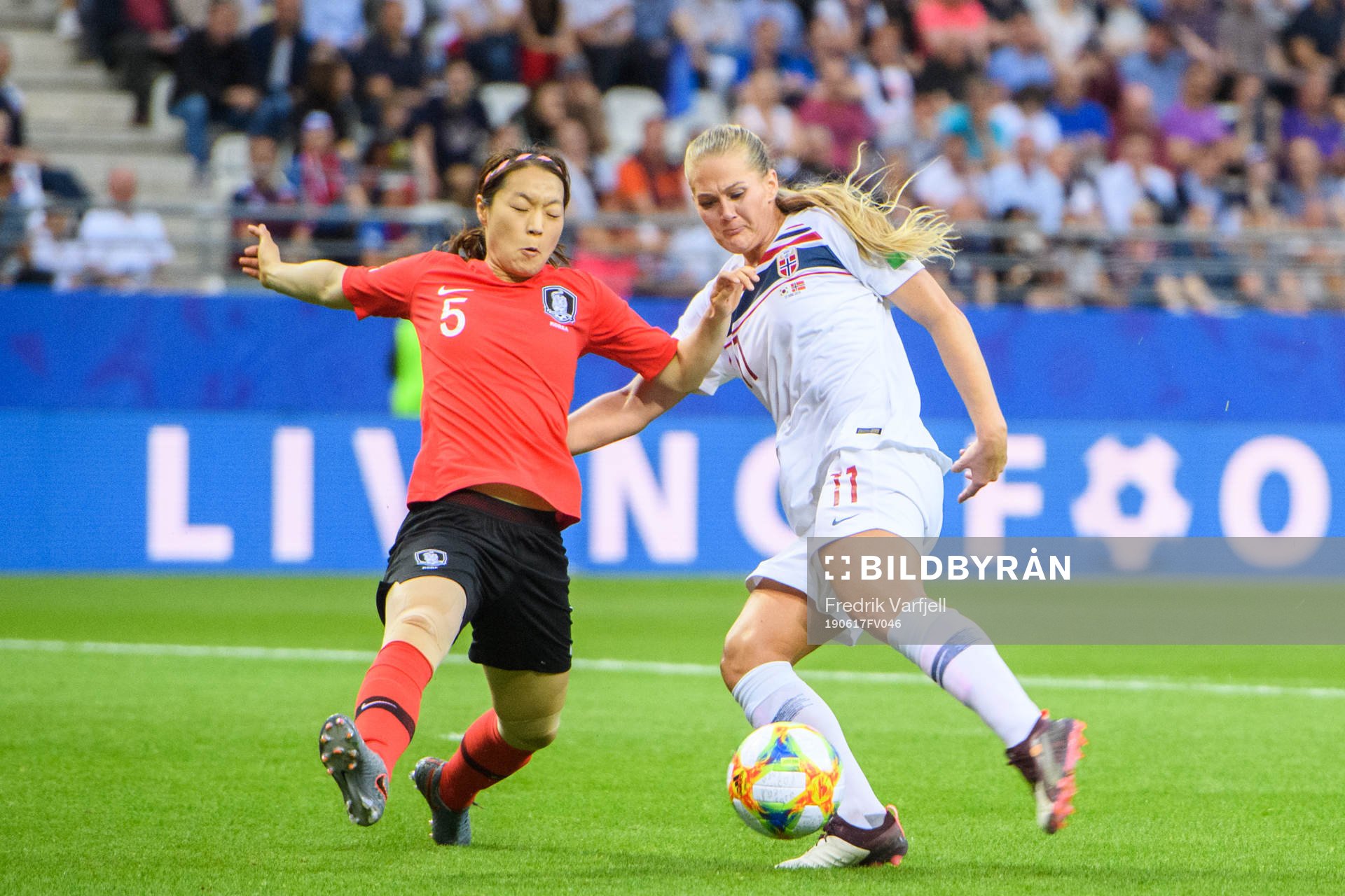 Kim Doyeon of South Korea and Lisa-Marie Karlseng Utland of