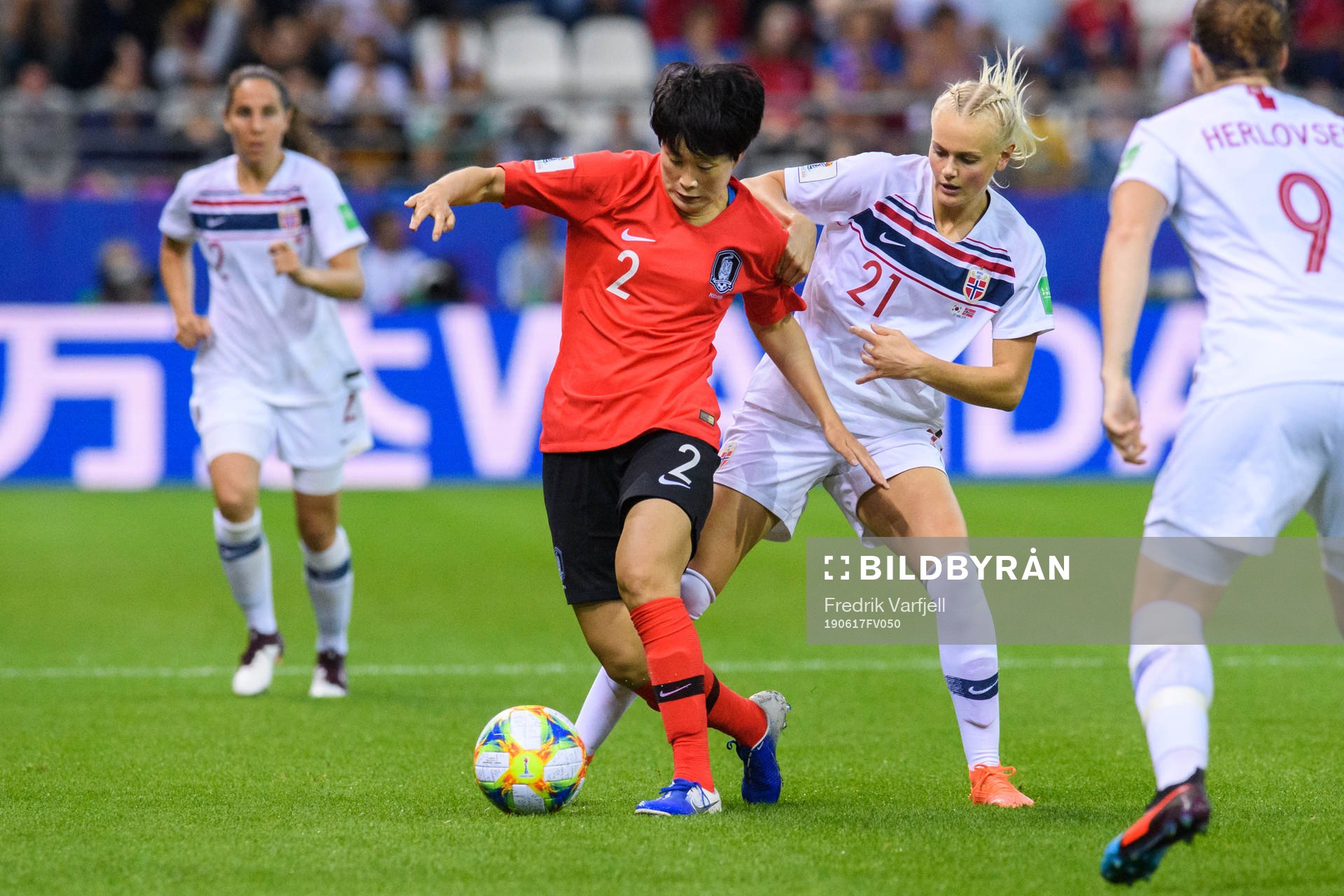 Lee Eunmi of South Korea and Karina Sævik of Norway