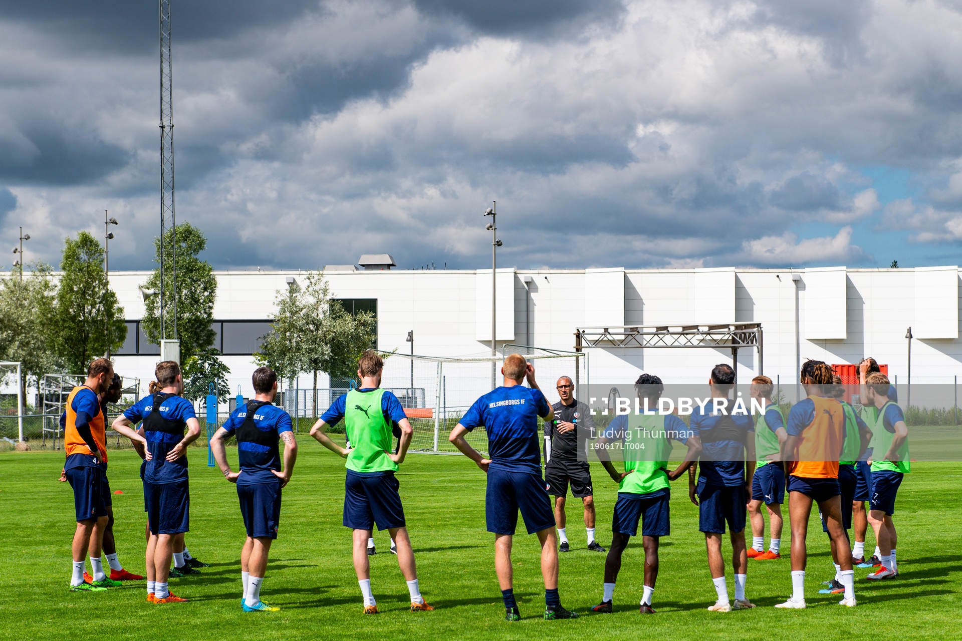 Tränare Henrik Larsson håller en samling under en fotbollsträning med Helsingborg den 17 juni 2019 i Helsingborg.
