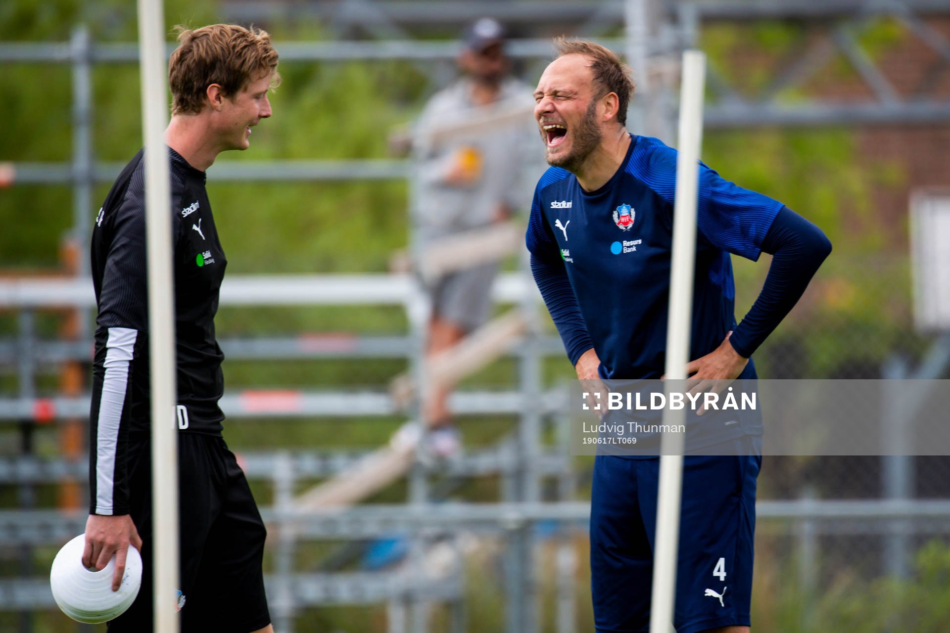 Sjukgymnast Markus Pettersson och Andreas Granqvist skrattar