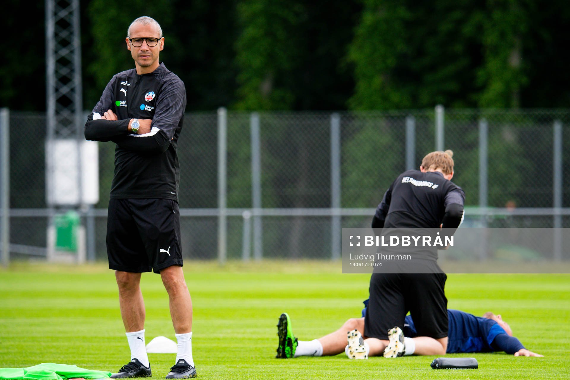 Tränare Henrik Larsson följer spelet samtidigt som