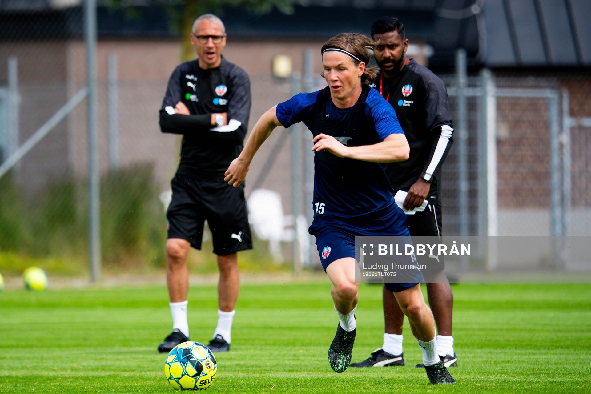 Max Svensson följs av tränare Henrik Larsson i bakgrunden