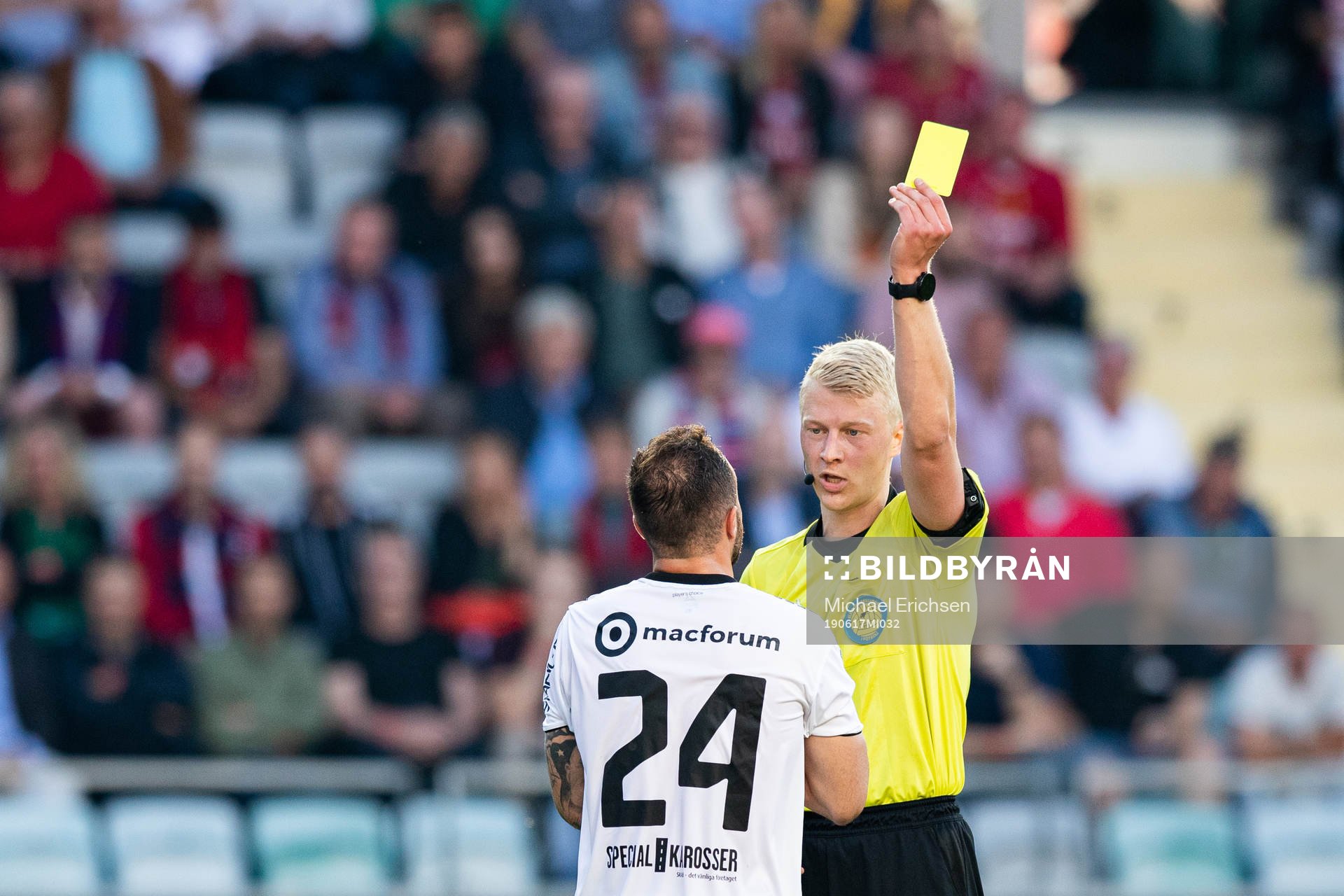 GAIS Evaldo Nascimento Lamaur Neto får gult kort av domare