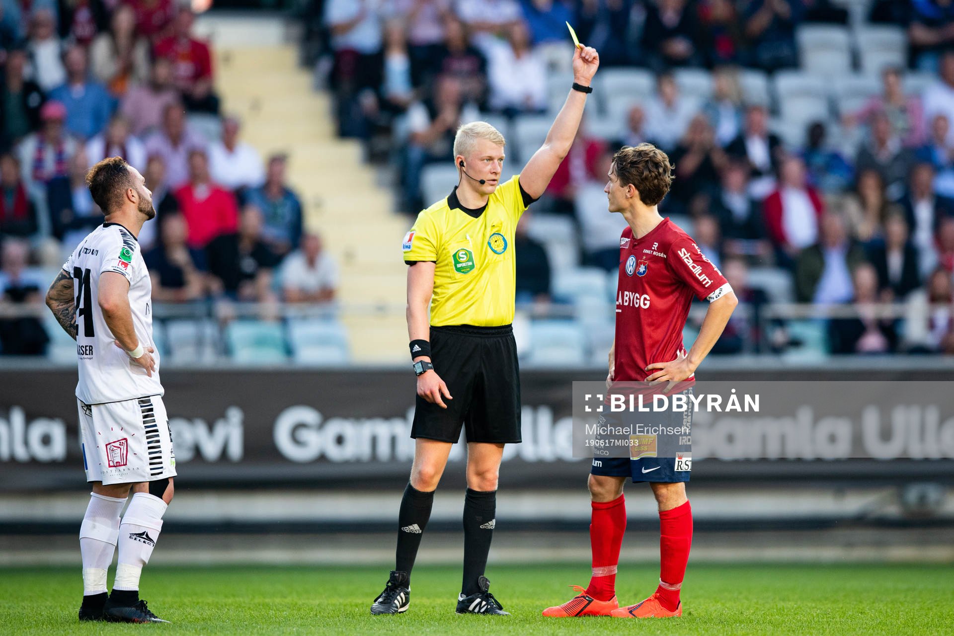 Örgrytes Jakob Lindström får gult kort av domare Adam