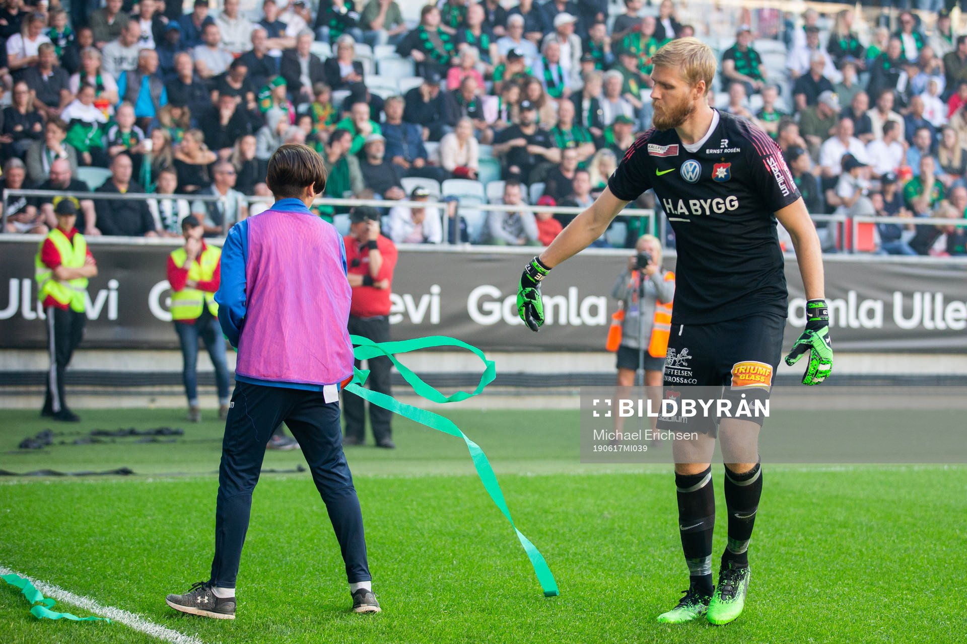 Örgrytes målvakt Fredrik Andersson plockar undan