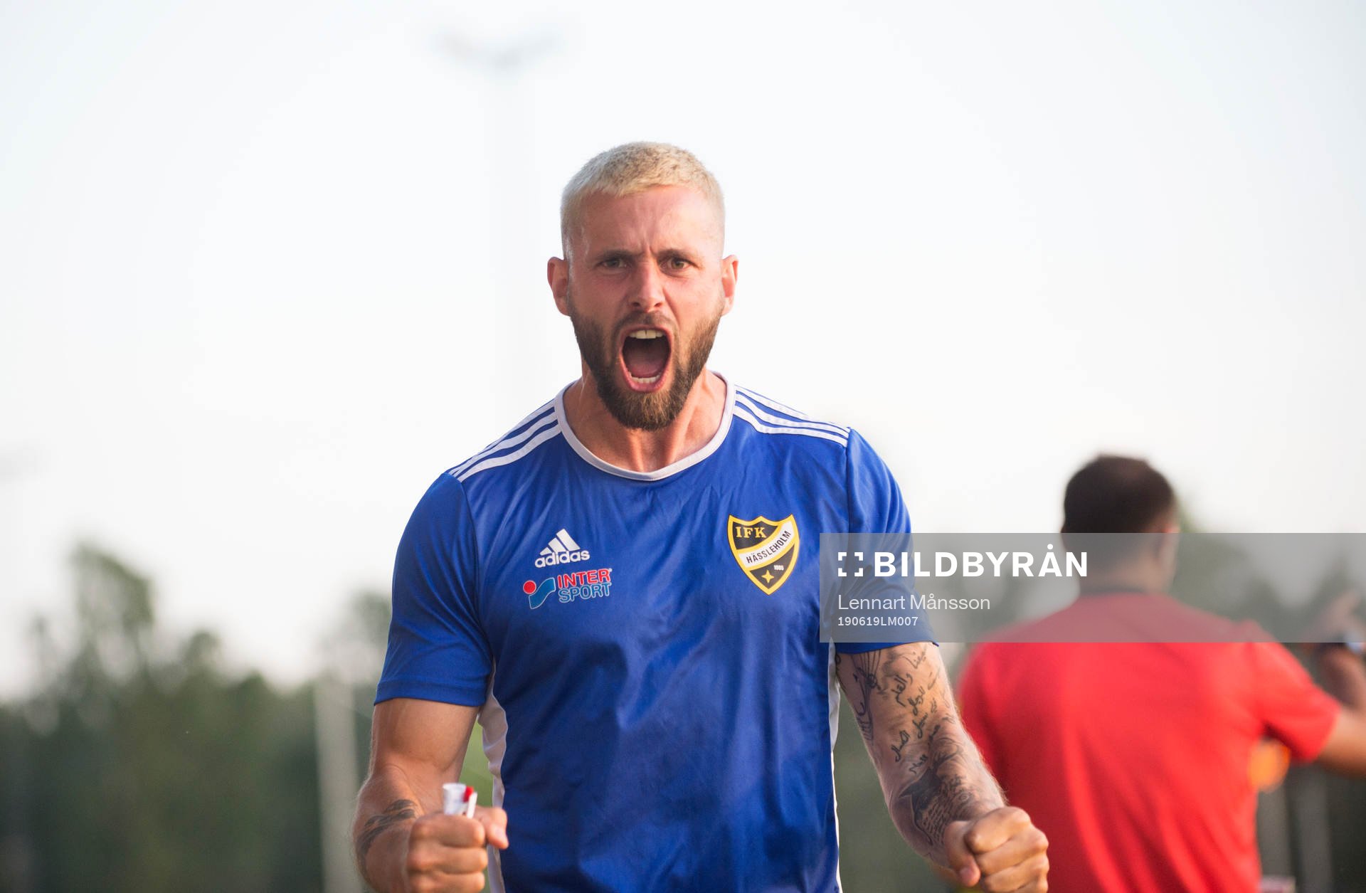 IFK Hässleholms tränare Chadie Hotait jublar i matchen i
