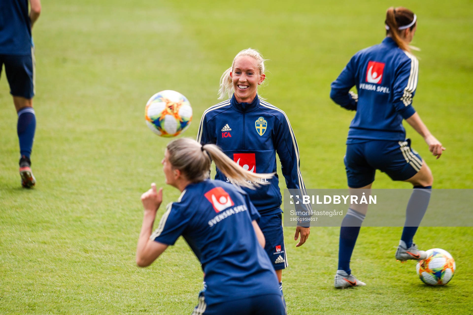 Julia Roddar and Olivia Schough of Sweden