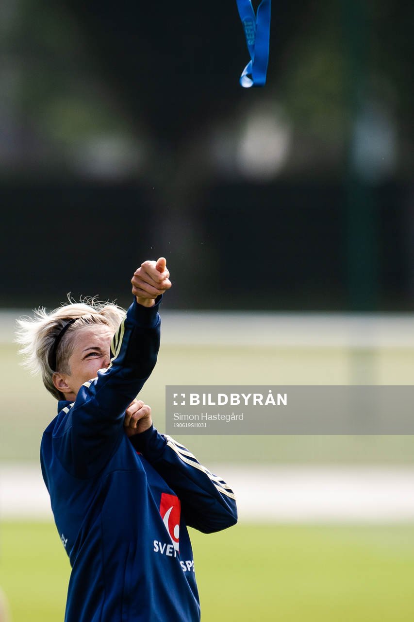 Lina Hurtig of Sweden with a rubber band