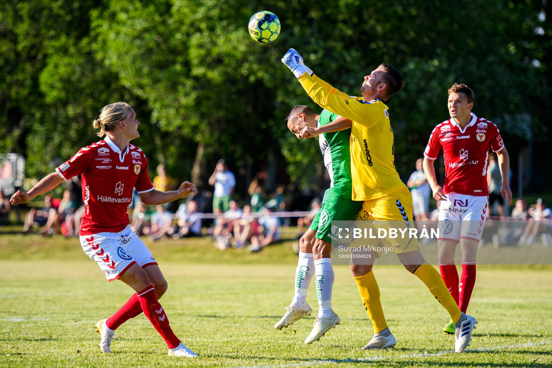 Kalmars målvakt Hampus Strömgren boxar undan bollen i kamp med Hammarbys Nikola Djurdjic under träningsmatchen i fotboll mellan Kalmar och Hammarby den 19 juni 2019 i Kosta.