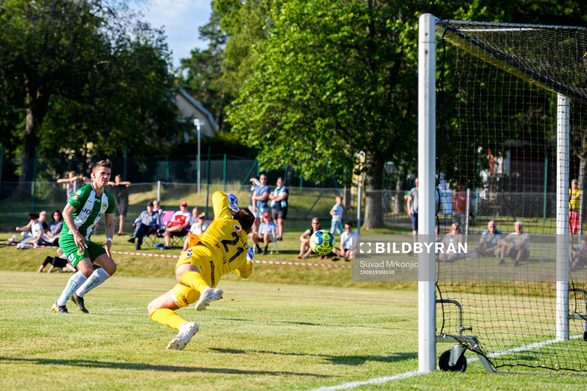 Hammarbys Vidar Örn Kjartansson med en målchans mot
