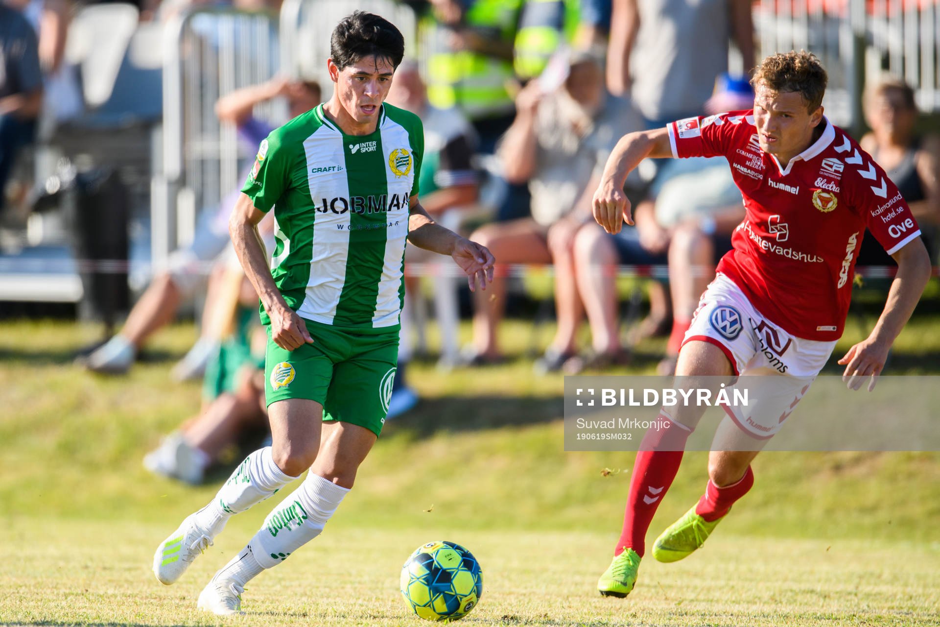 Hammarbys Marcus Degerlund och Kalmars Piotr Johansson under träningsmatchen i fotboll mellan Kalmar och Hammarby den 19 juni 2019 i Kosta.
