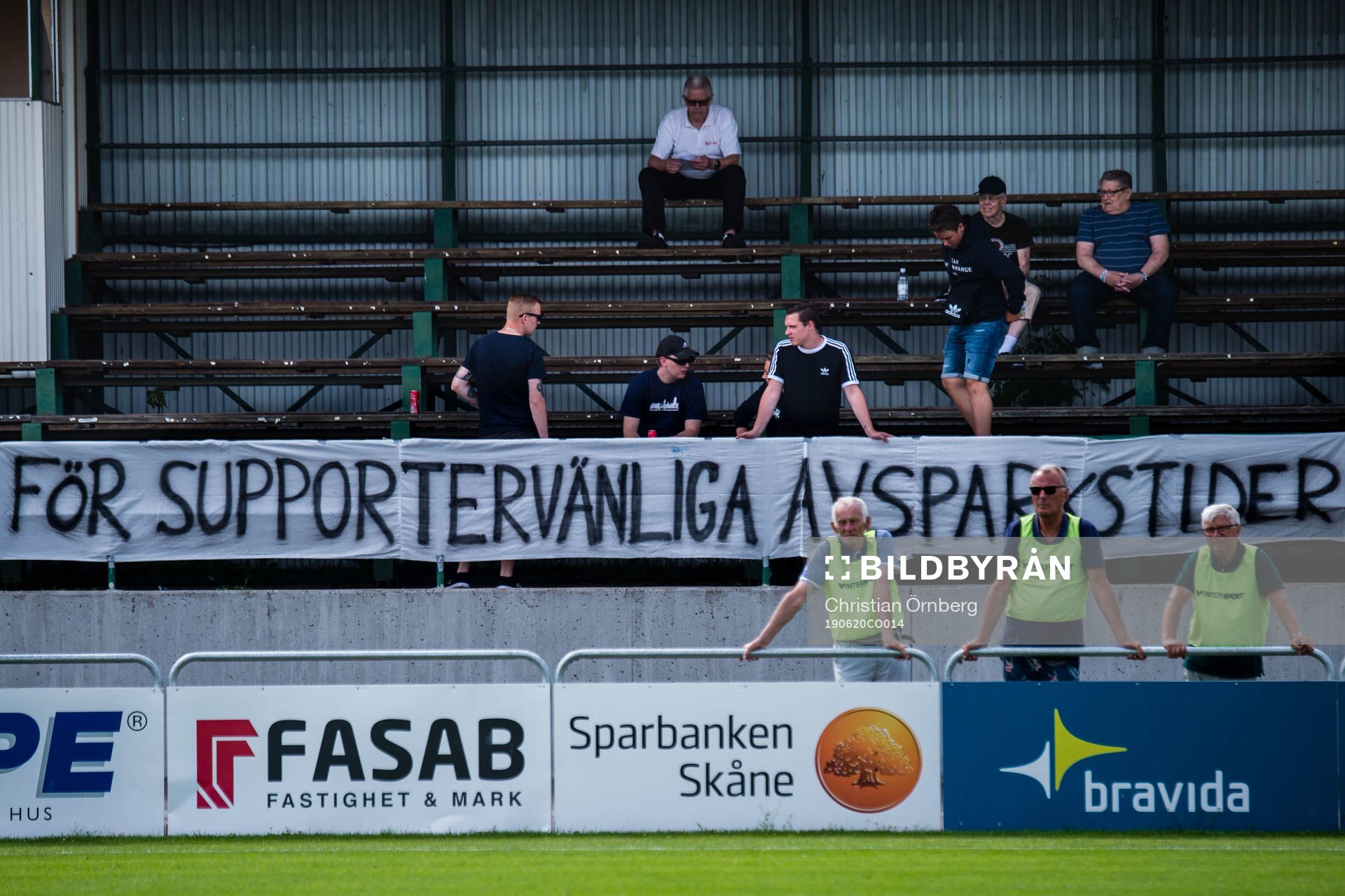 Supportrar med banderoll med texten För supportervänliga