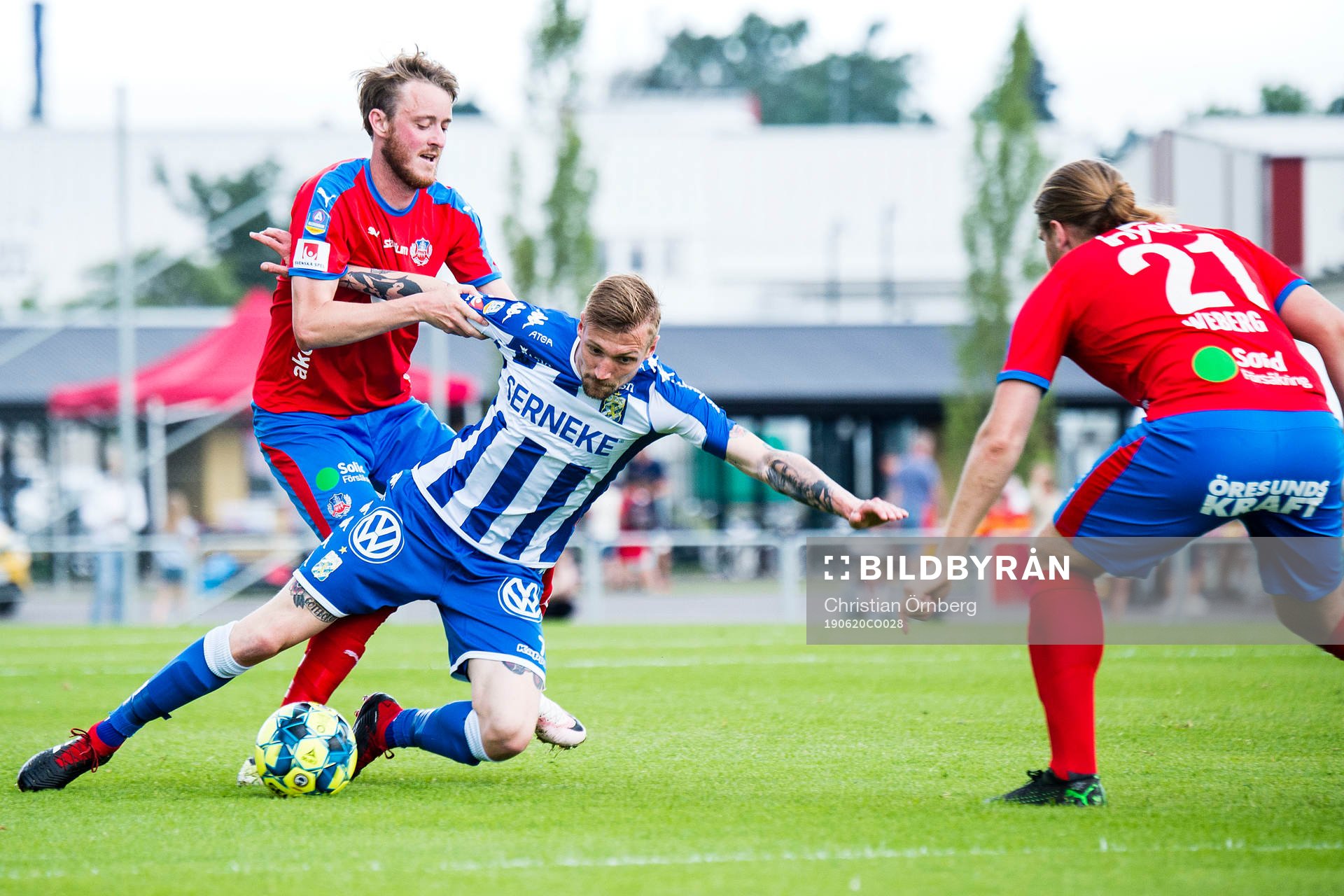 Helsingborgs Rasmus Jönsson och Charlie Weberg försvarar